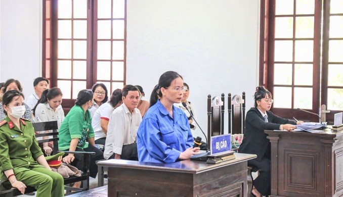 Nu nhan vien buu dien linh an vi lua dan gui tiet kiem roi chiem doat hinh anh