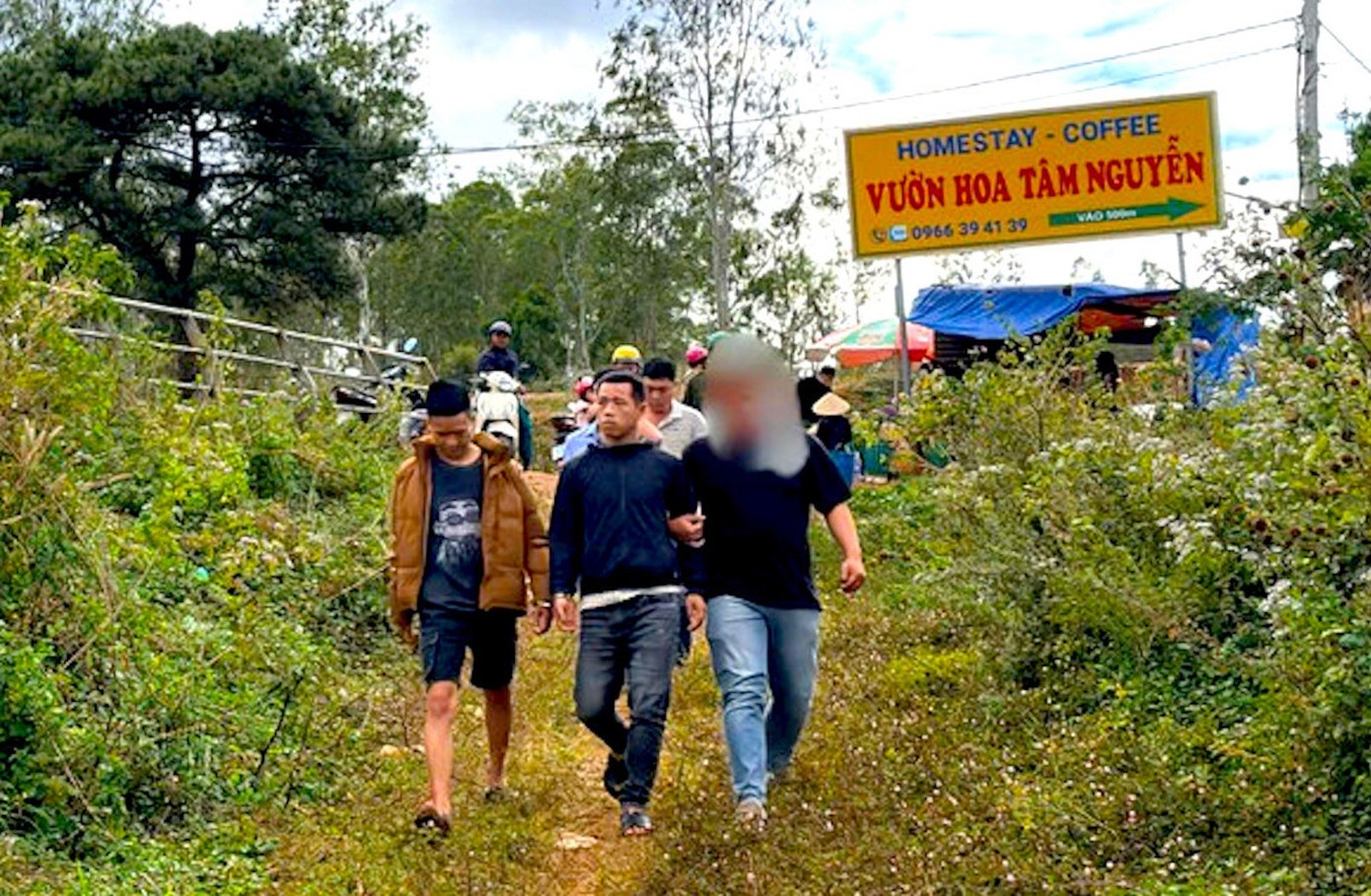 Khoi to 2 anh em xong vao quan nhau chem 3 nguoi hinh anh