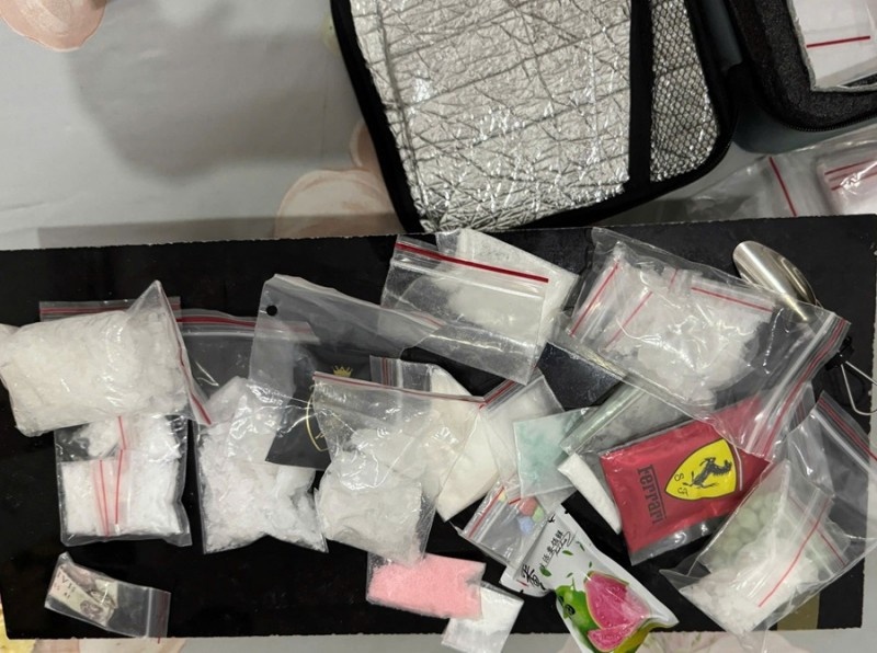 Nem vali chua hon 2,7 kg ma tuy vao nha nguyen bi thu xa de phi tang hinh anh