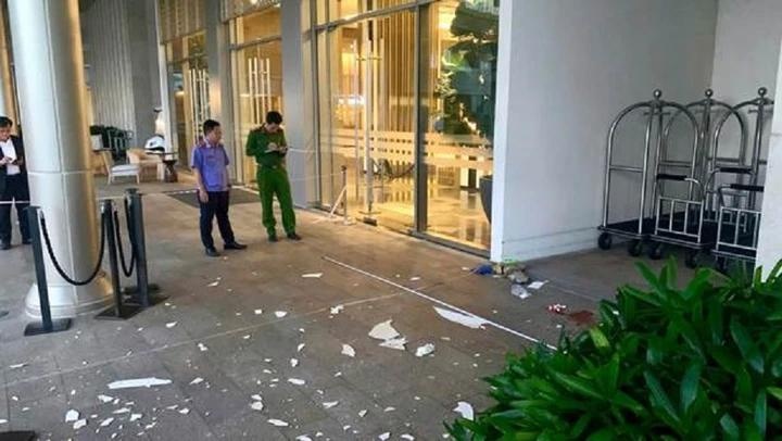 Nguoi dan ong nuoc ngoai tu vong o New World Hoiana sau khi thua bac hinh anh