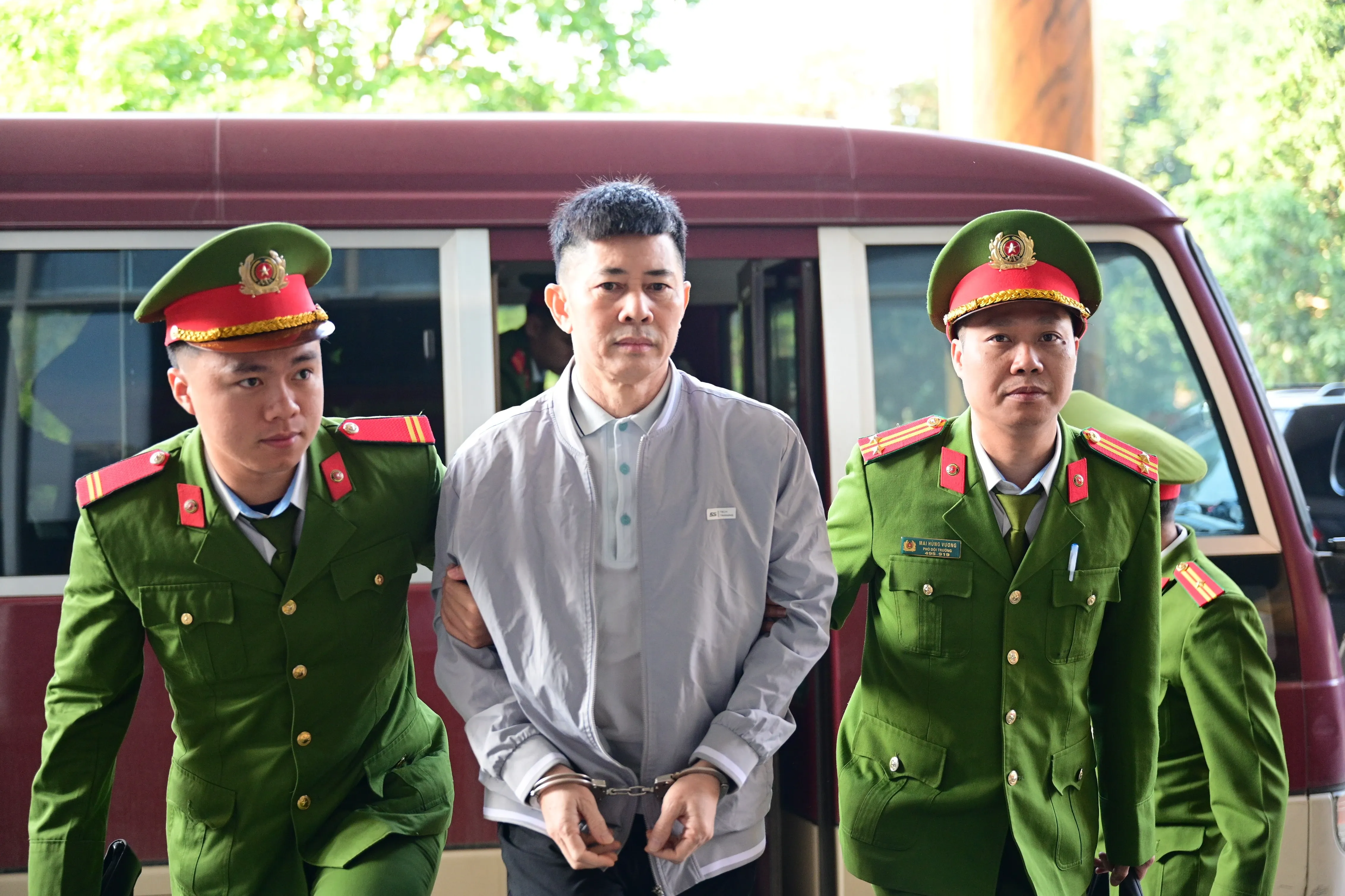 Cuu Chu tich Thuan An Nguyen Duy Hung nhan muc an 7 nam 6 thang tu hinh anh