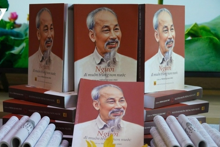 Cuon sach ve hanh trinh truoc khi Bac Ho ra di tim duong cuu nuoc hinh anh