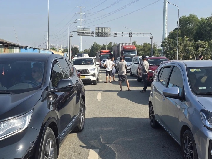 Ket xe cua ngo TP.HCM anh 1