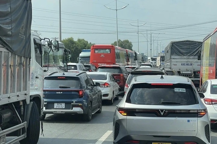 Ket xe cua ngo TP.HCM anh 7