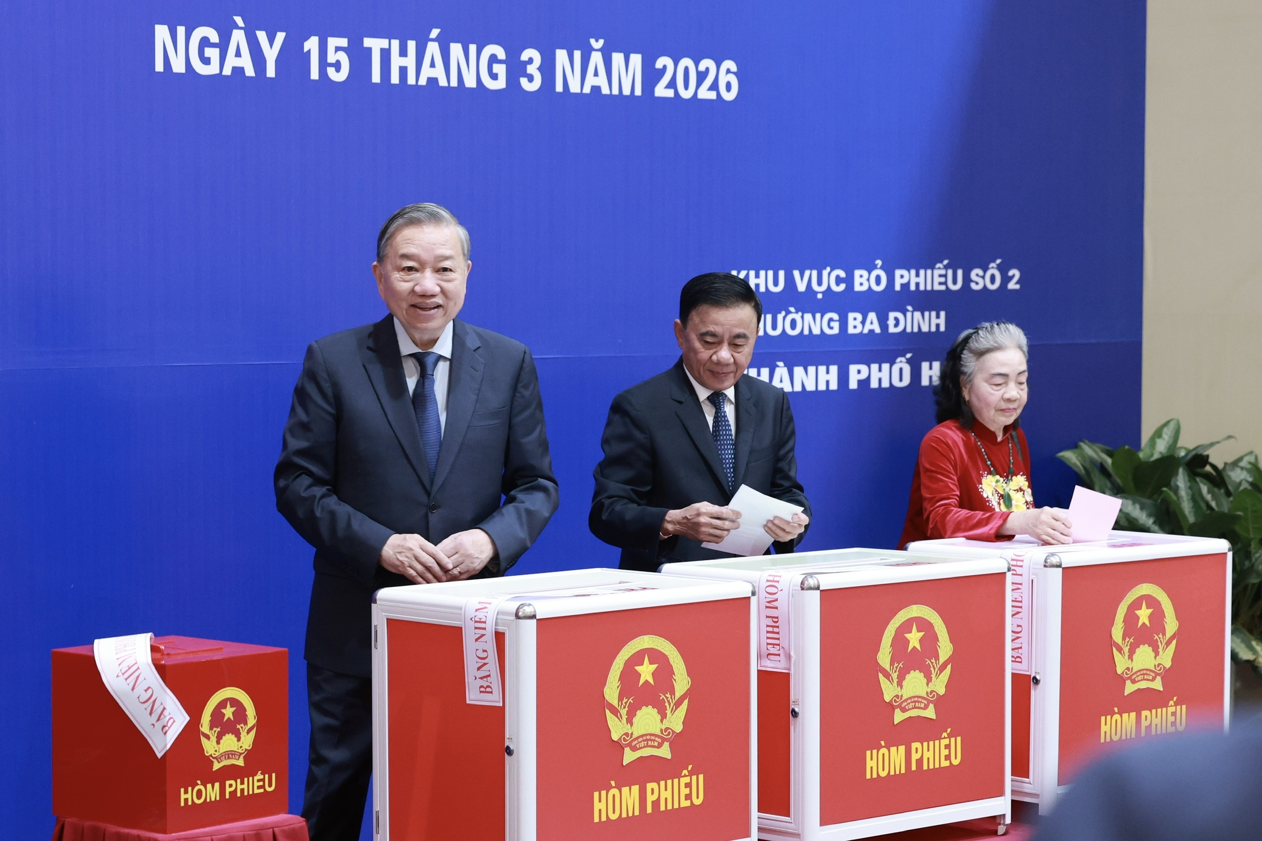 Lanh dao Dang, Nha nuoc va cu tri ca nuoc bo phieu bau cu hinh anh