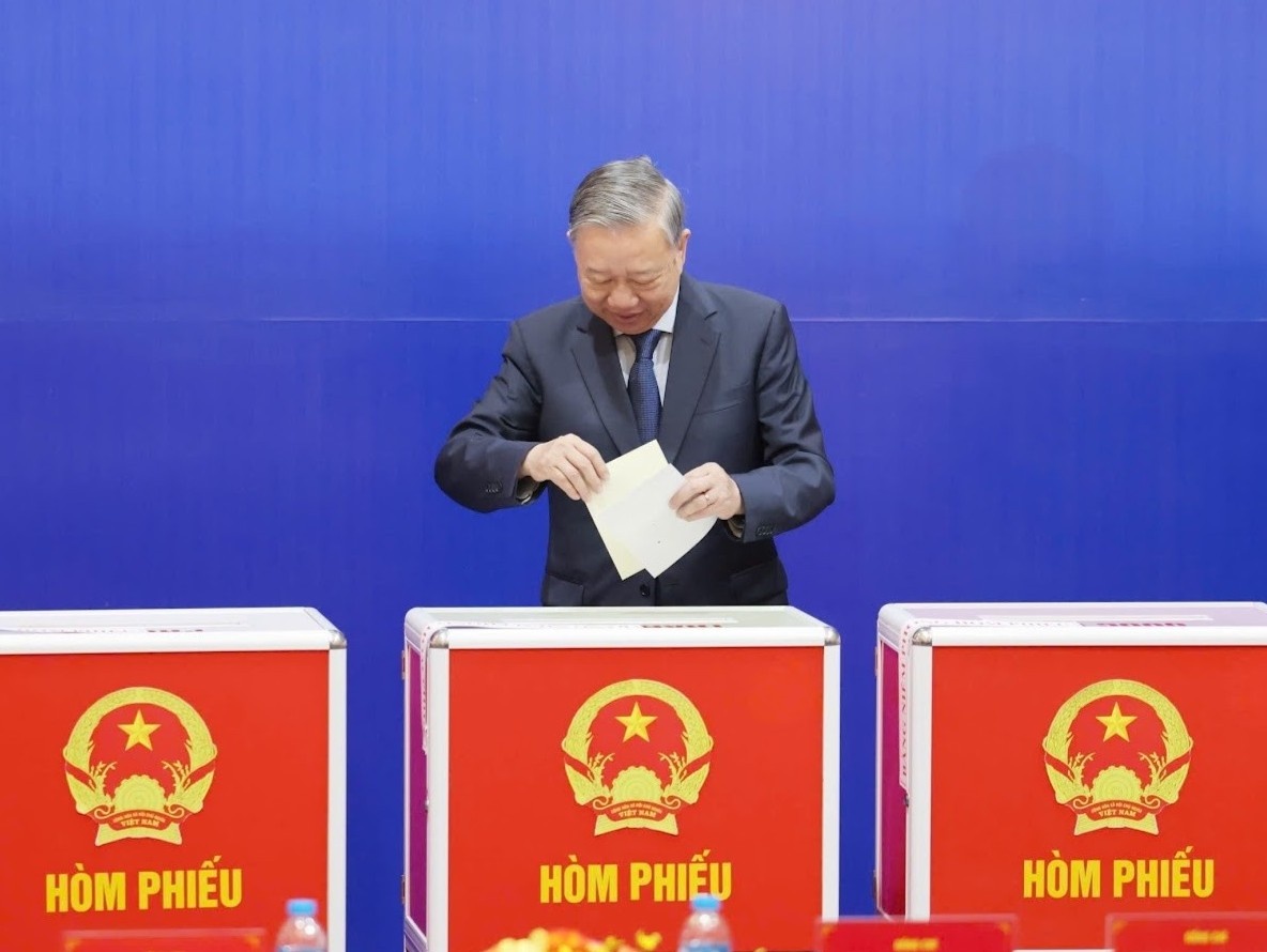 Tong Bi thu To Lam bo phieu bau cu hinh anh