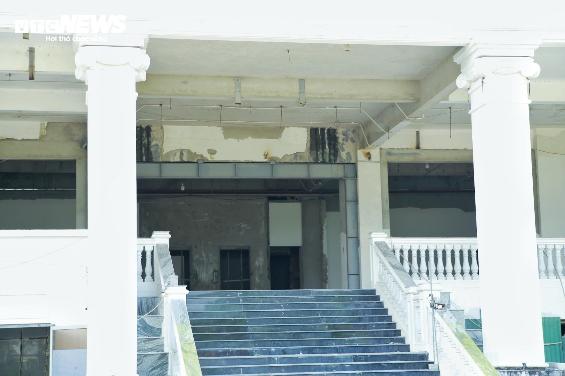 Nha khach Thanh uy Hue anh 10