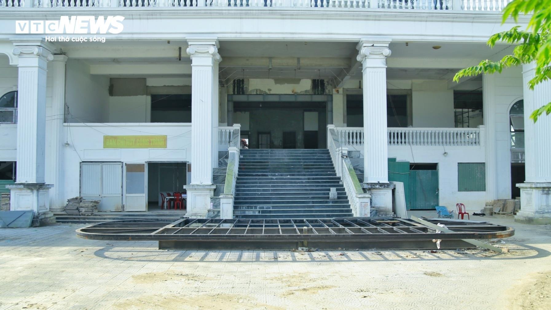 Nha khach Thanh uy Hue anh 3