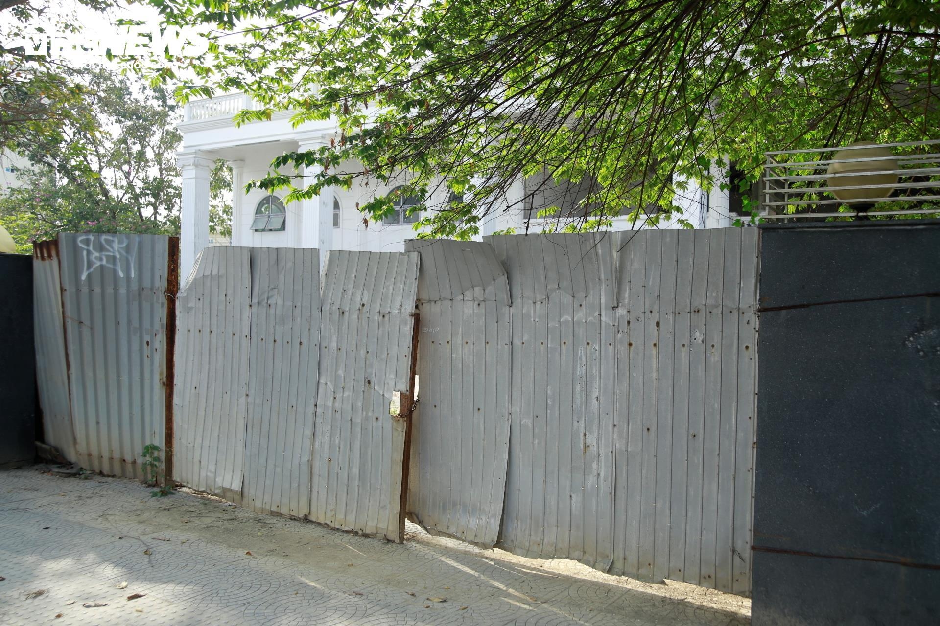 Nha khach Thanh uy Hue anh 4