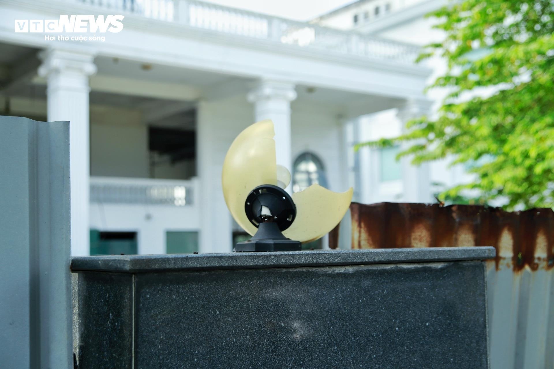 Nha khach Thanh uy Hue anh 6