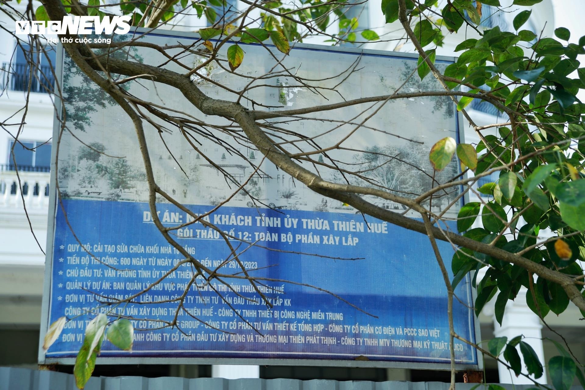 Nha khach Thanh uy Hue anh 7