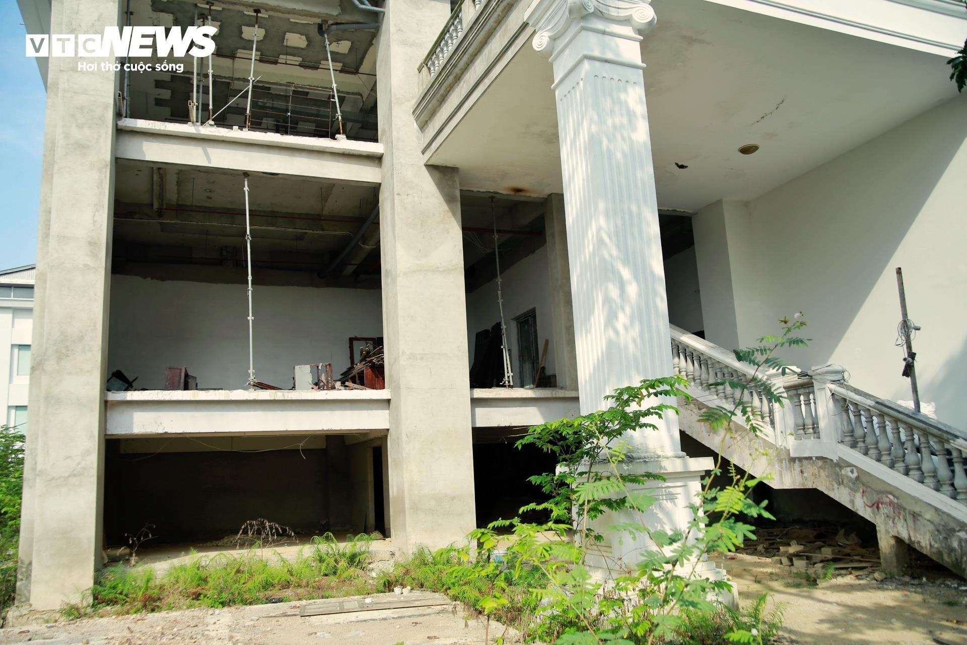 Nha khach Thanh uy Hue anh 8