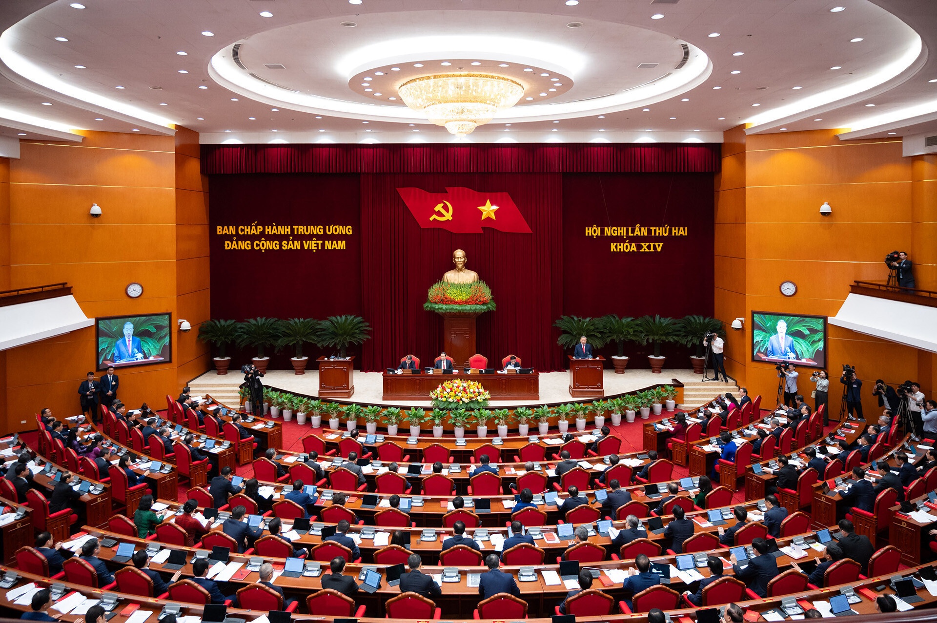 Hoi nghi Trung uong anh 1