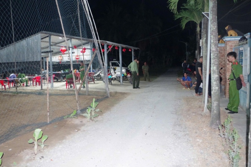 Tam giu doi tuong vo co dam tu vong nguoi dang ngoi xem bong chuyen hinh anh