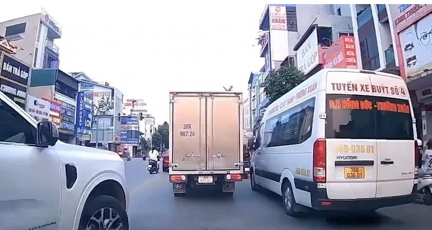 Hinh anh tai xe lai xe 7 cho vuot au, chen ep xe tren duong hinh anh