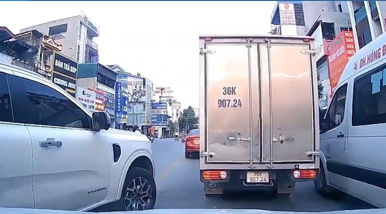 Phat hon 50 trieu dong vu tai xe xe 7 cho vuot au, chen ep tren duong hinh anh