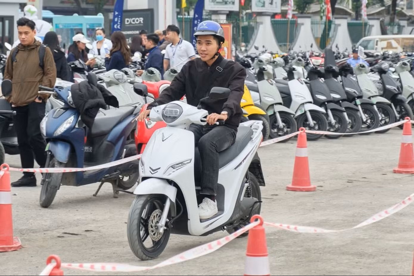 Ha Noi se chi tien ho tro doi xe xang hinh anh