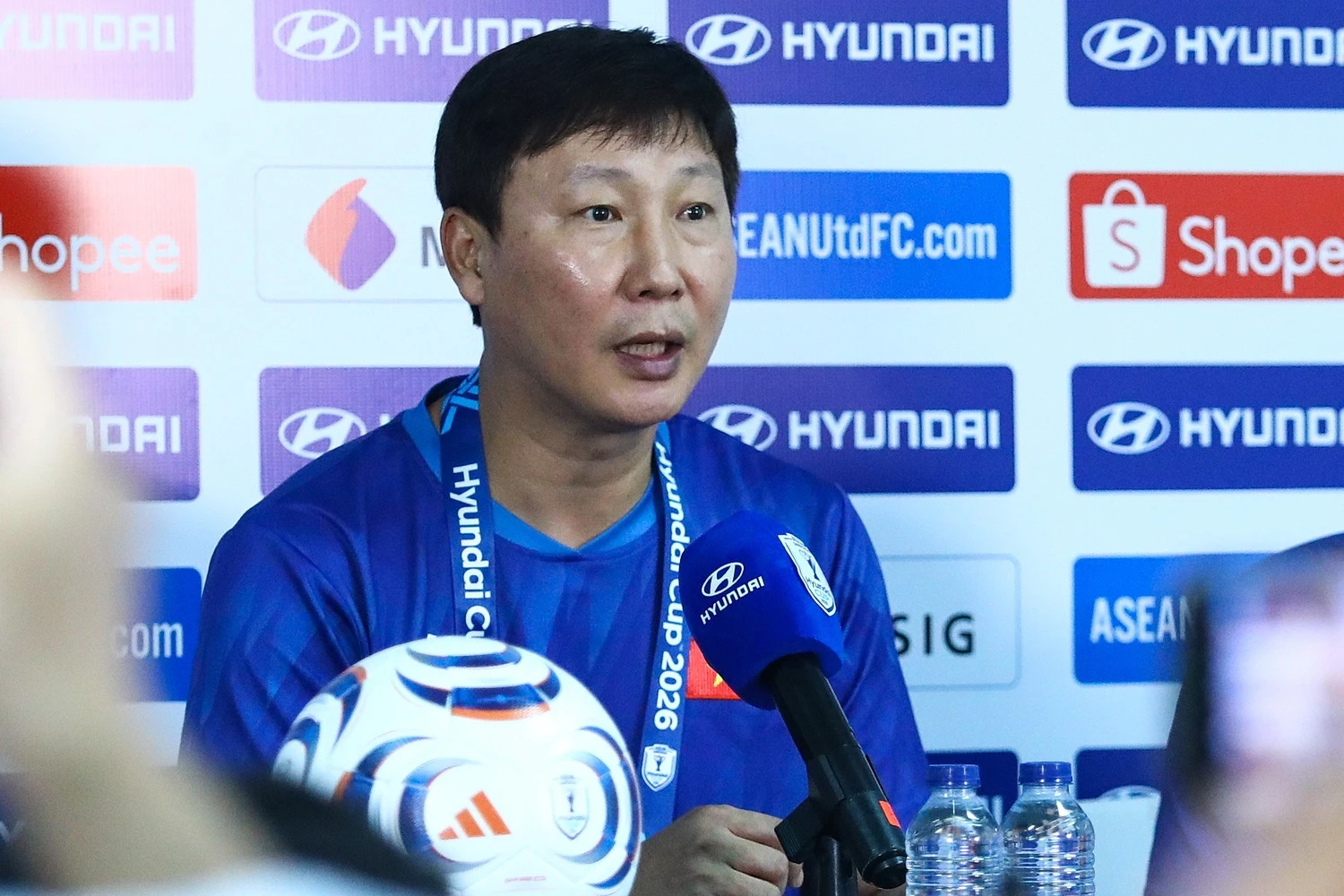 HLV Kim: Tôi ném cái áo trắng đi rồi