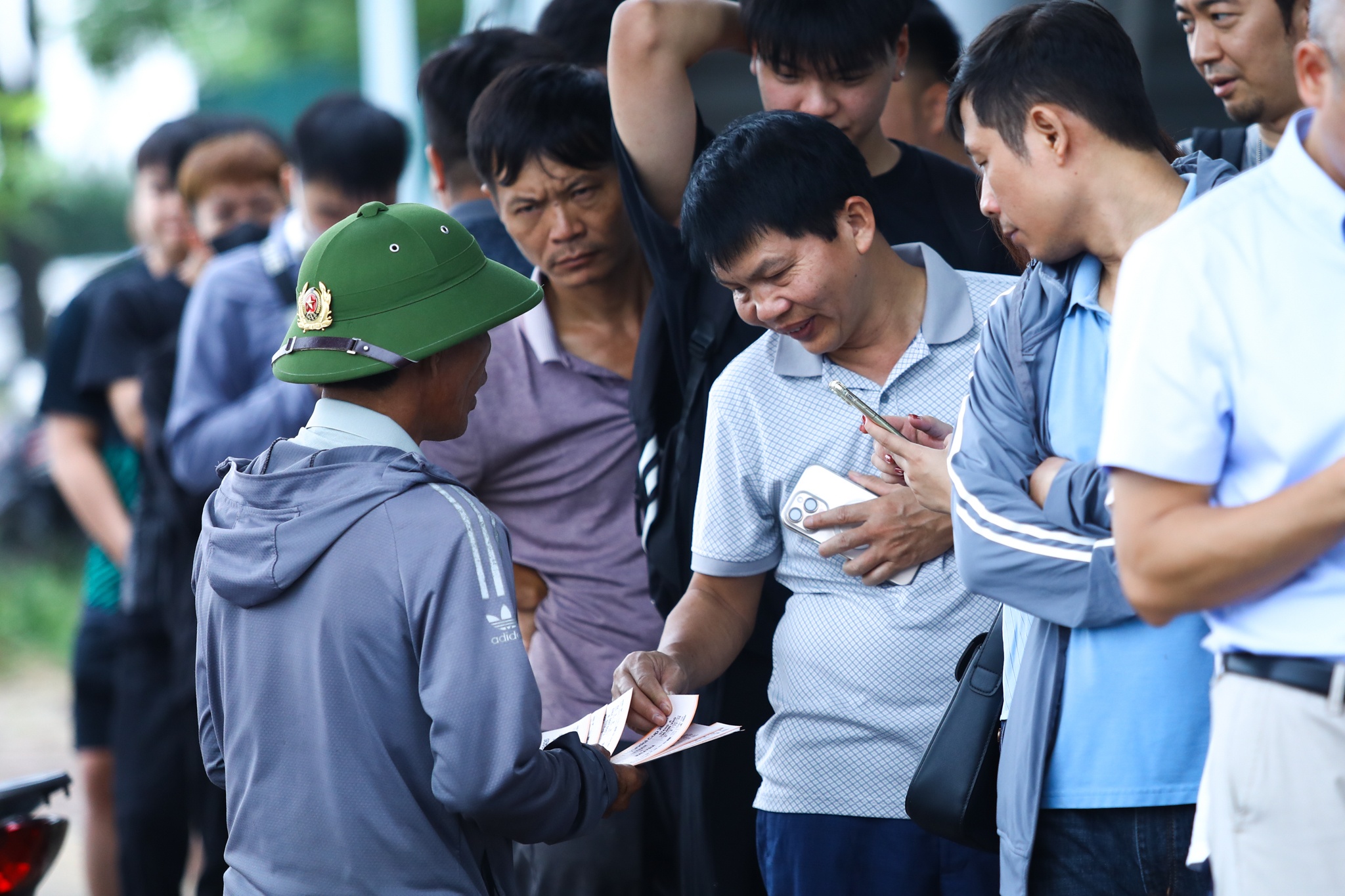 Mua v&eacute; tuyển Việt Nam ảnh 4