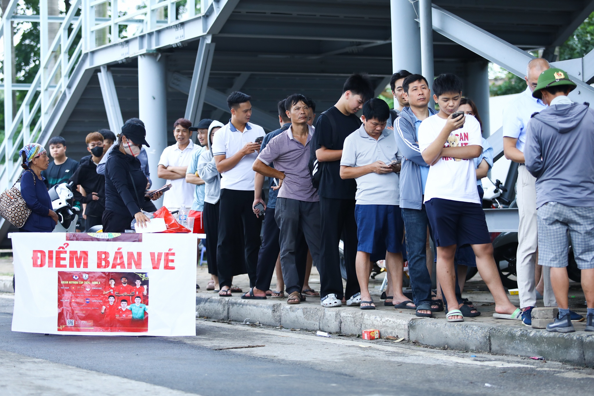 Mua v&eacute; tuyển Việt Nam ảnh 6