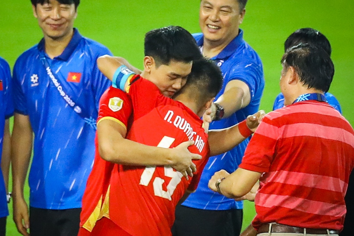 Hành động đẹp của Quang Hải với Đình Bắc