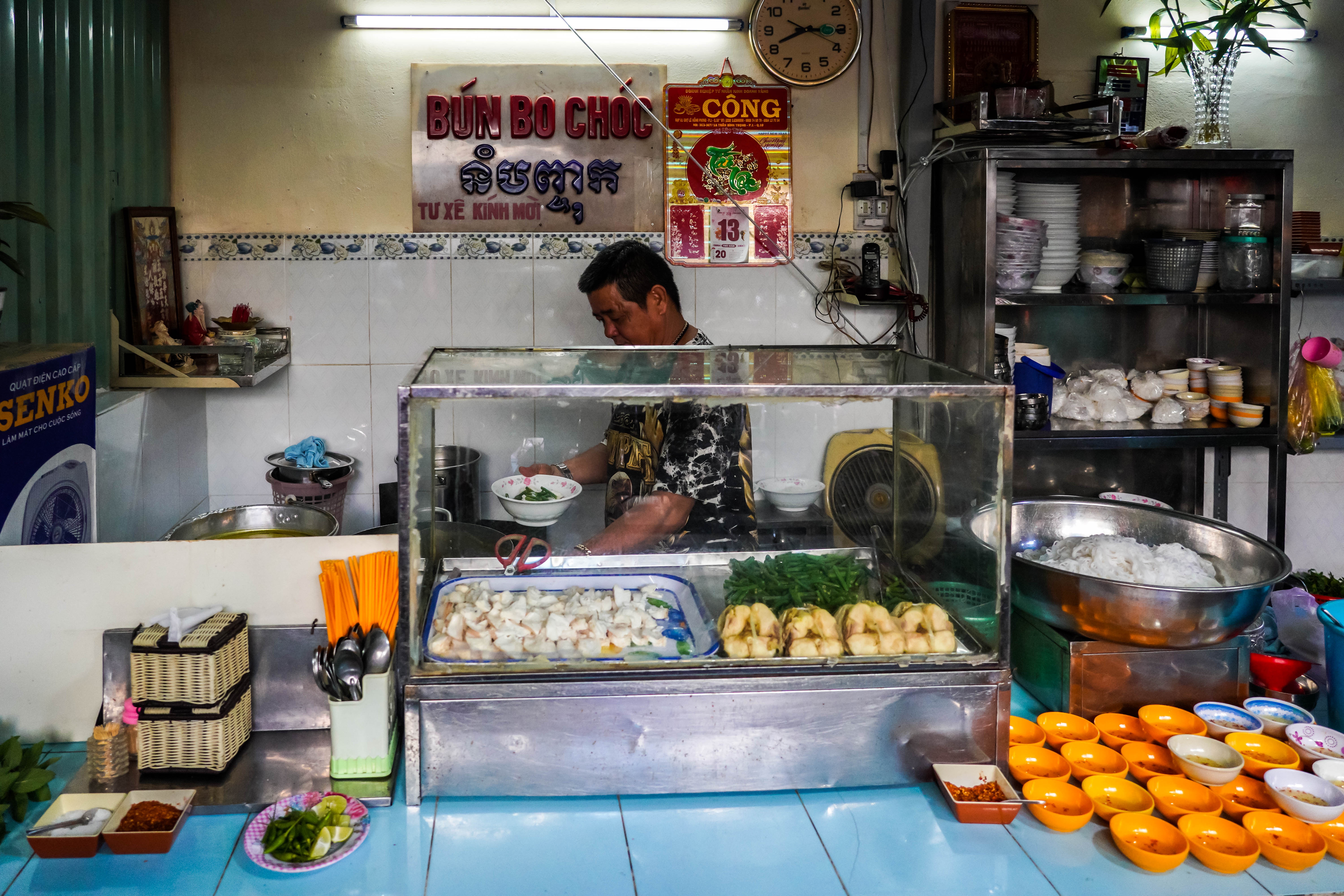 Quan bun ca Campuchia gan nua the ky giua long Sai Gon hinh anh