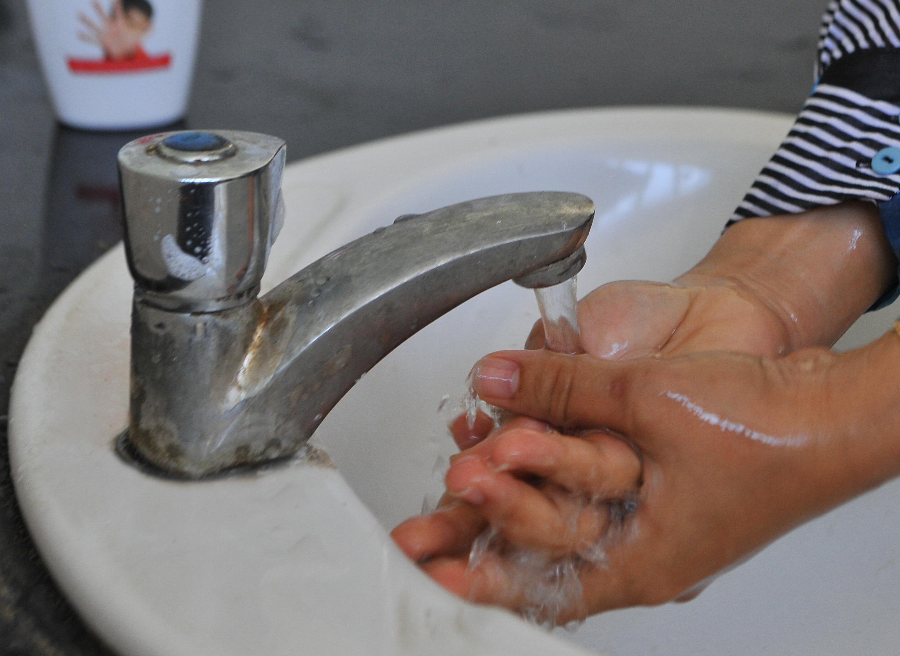 Truong ban tru o Kien Giang phun hoa chat phong corona,  Kien Giang phong chong corona anh 10