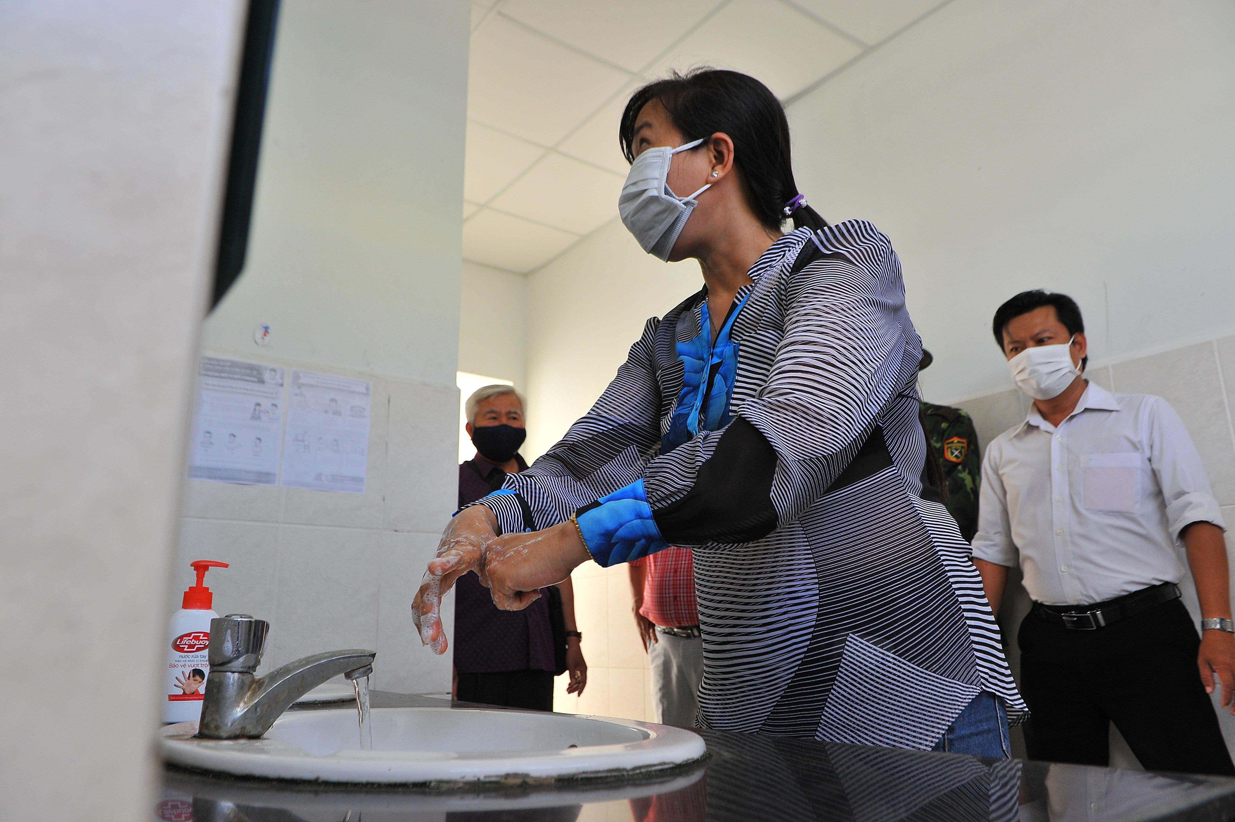 Truong ban tru o Kien Giang phun hoa chat phong corona,  Kien Giang phong chong corona anh 11