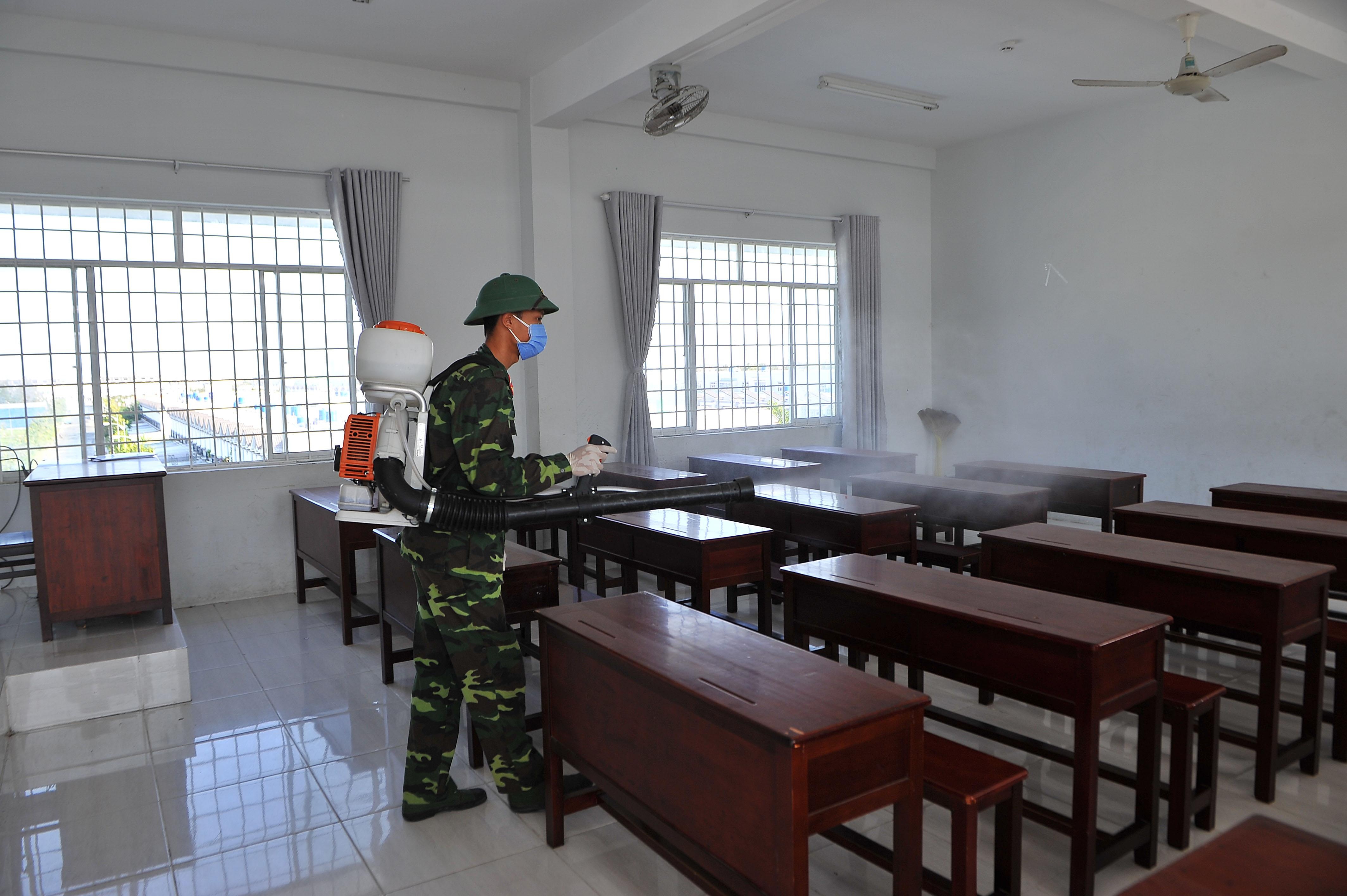 Truong ban tru o Kien Giang phun hoa chat phong corona,  Kien Giang phong chong corona anh 2