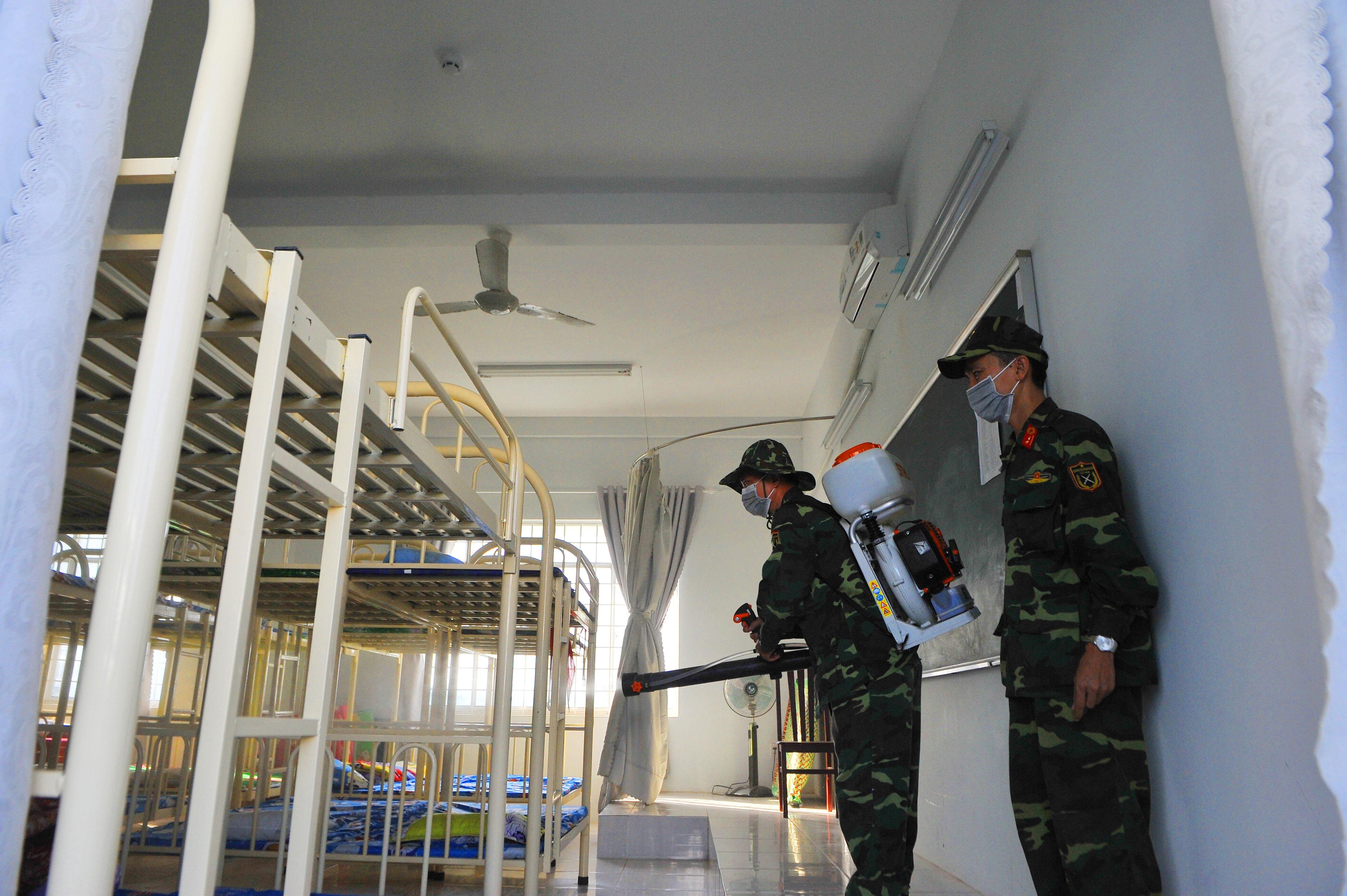 Truong ban tru o Kien Giang phun hoa chat phong corona,  Kien Giang phong chong corona anh 3