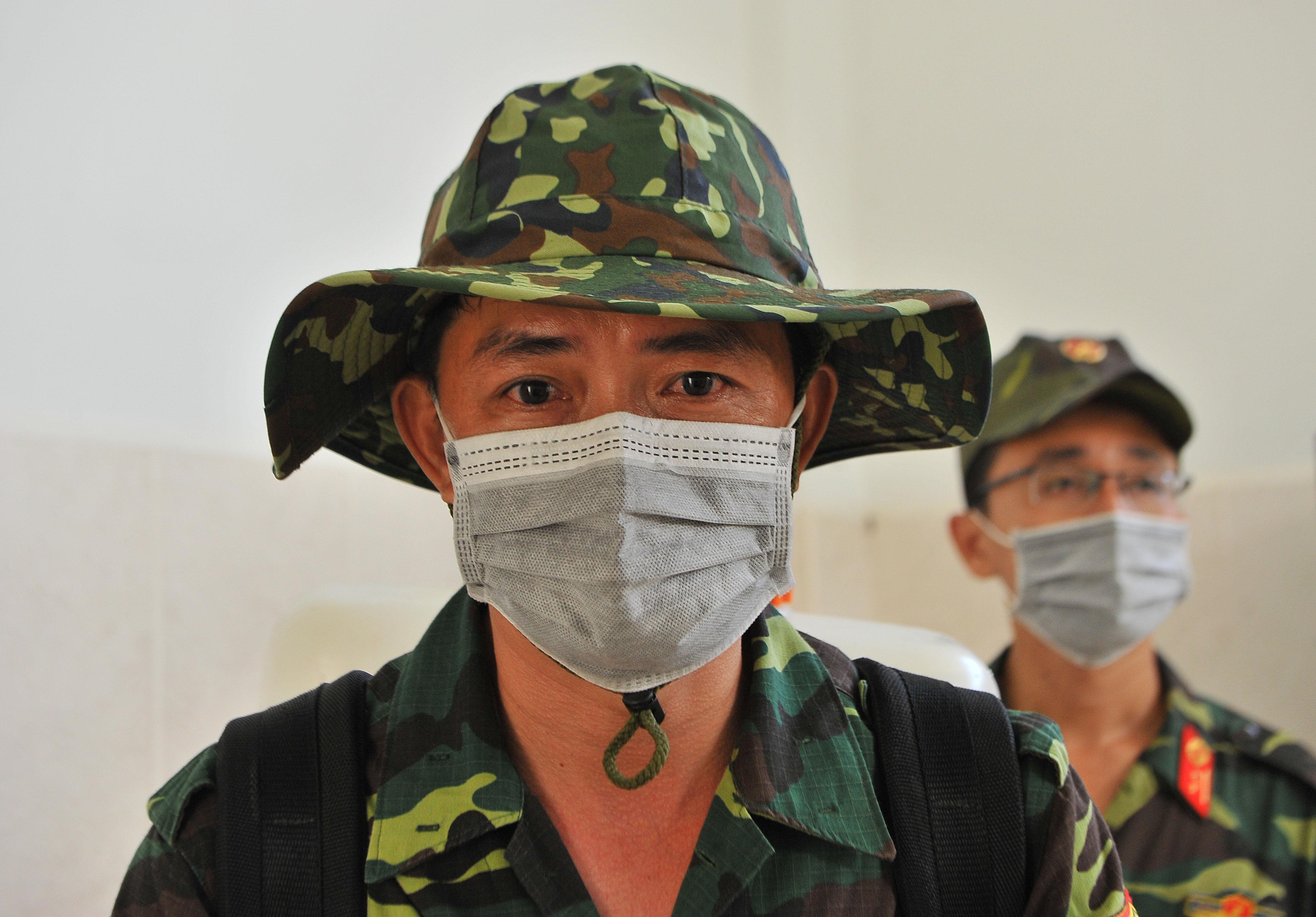 Truong ban tru o Kien Giang phun hoa chat phong corona,  Kien Giang phong chong corona anh 4