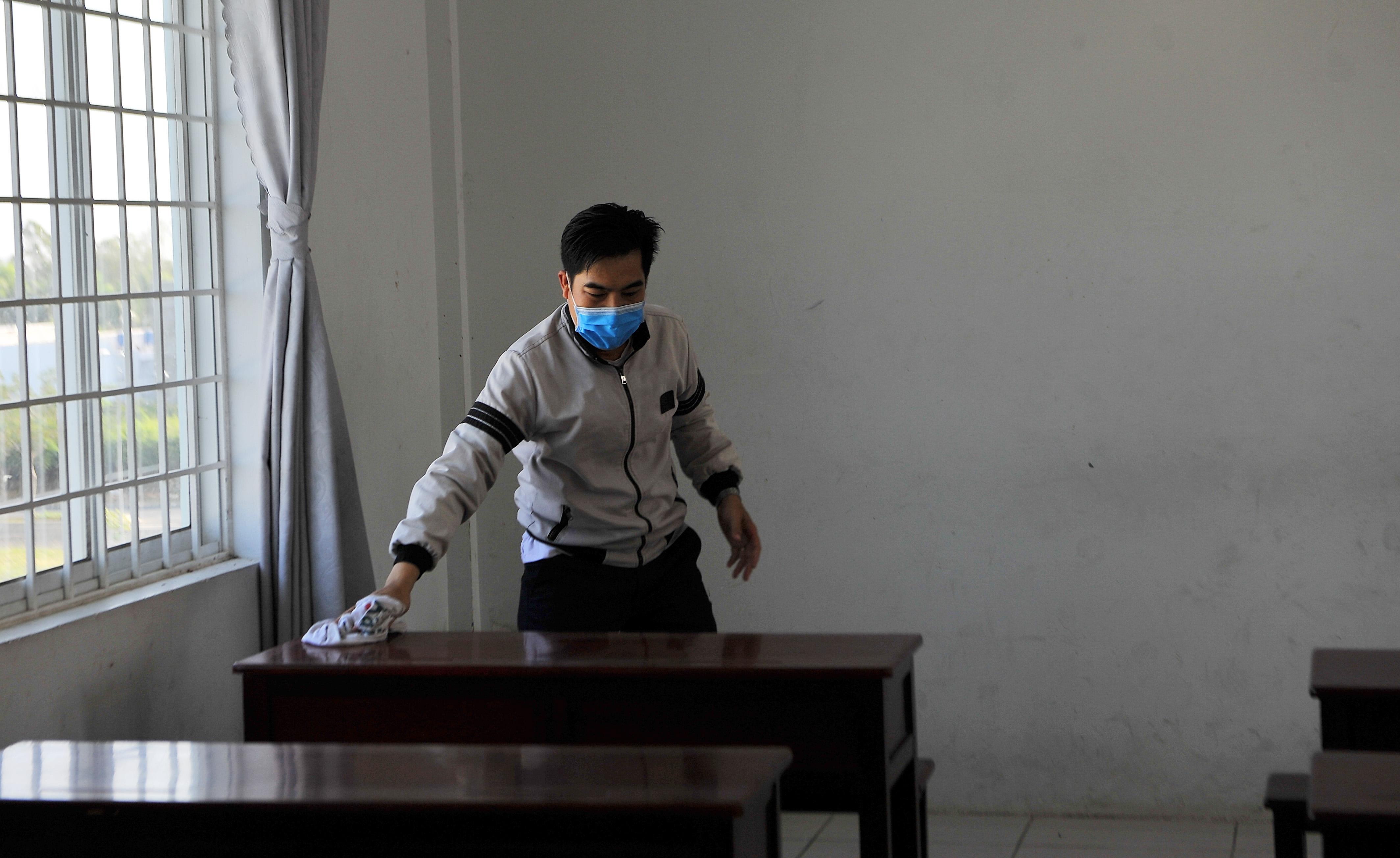 Truong ban tru o Kien Giang phun hoa chat phong corona,  Kien Giang phong chong corona anh 5