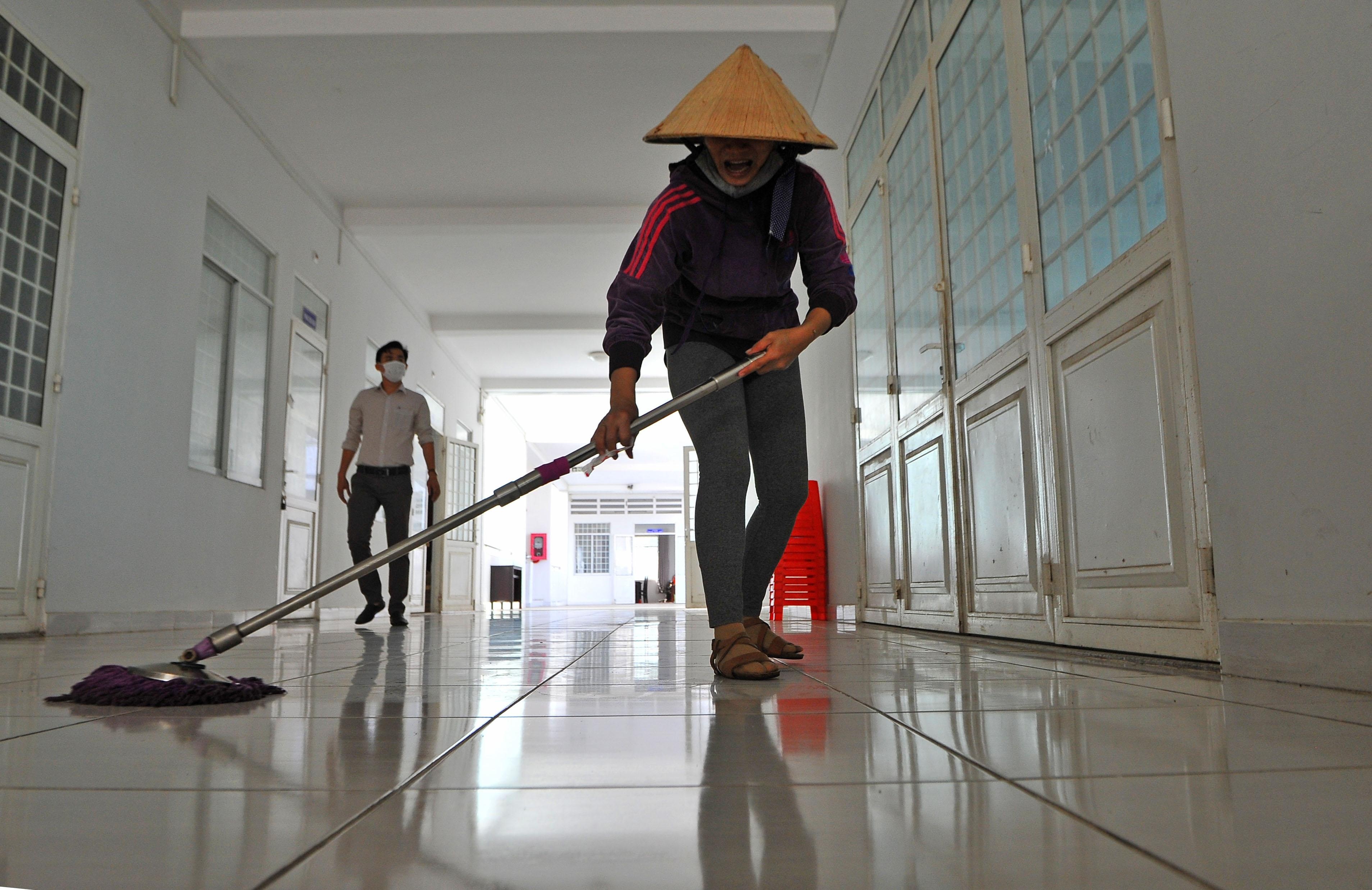 Truong ban tru o Kien Giang phun hoa chat phong corona,  Kien Giang phong chong corona anh 8