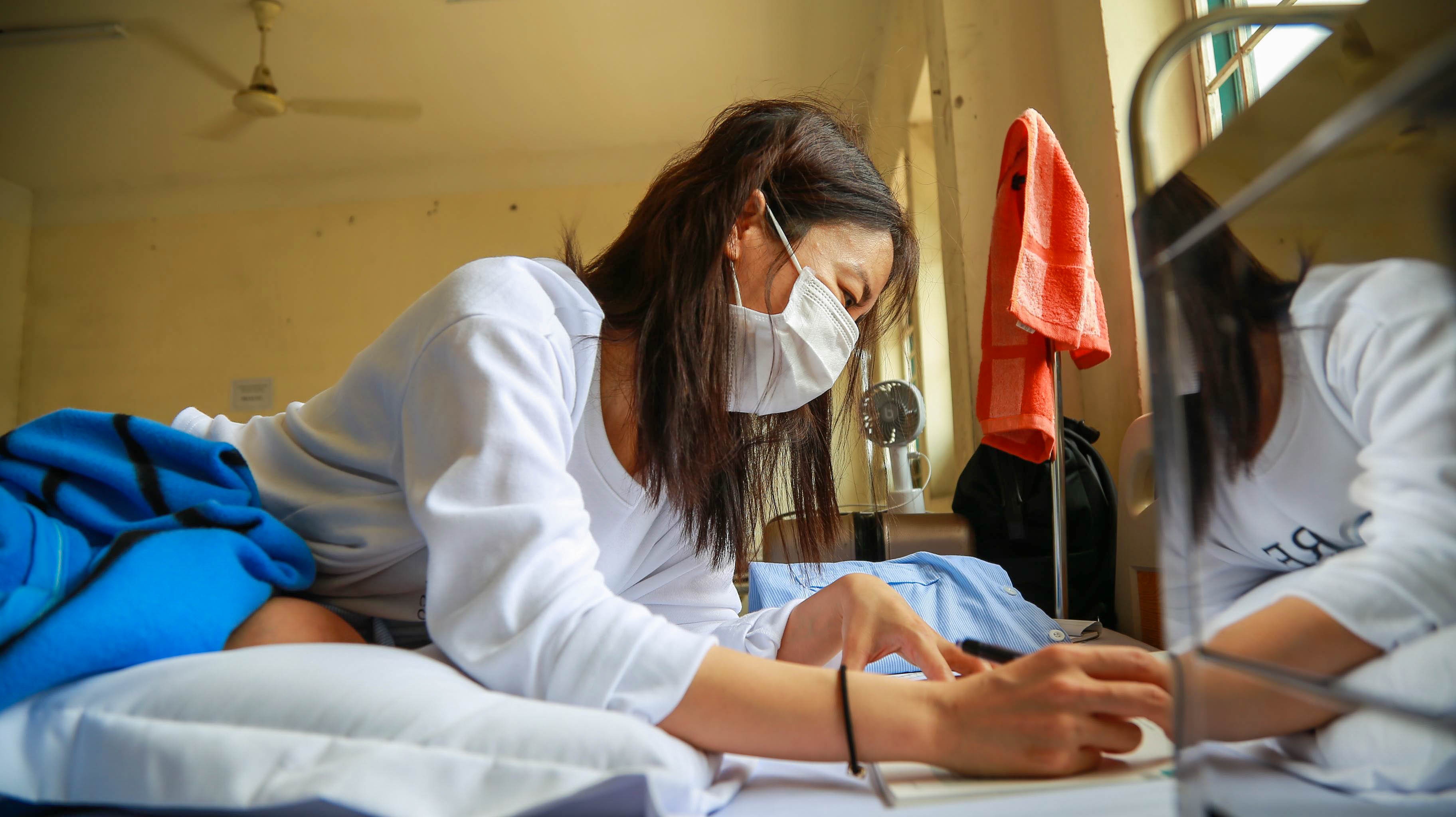 Co gai Viet Nam tro ve tu vung dich Italy tu nguyen xin duoc cach ly anh 5