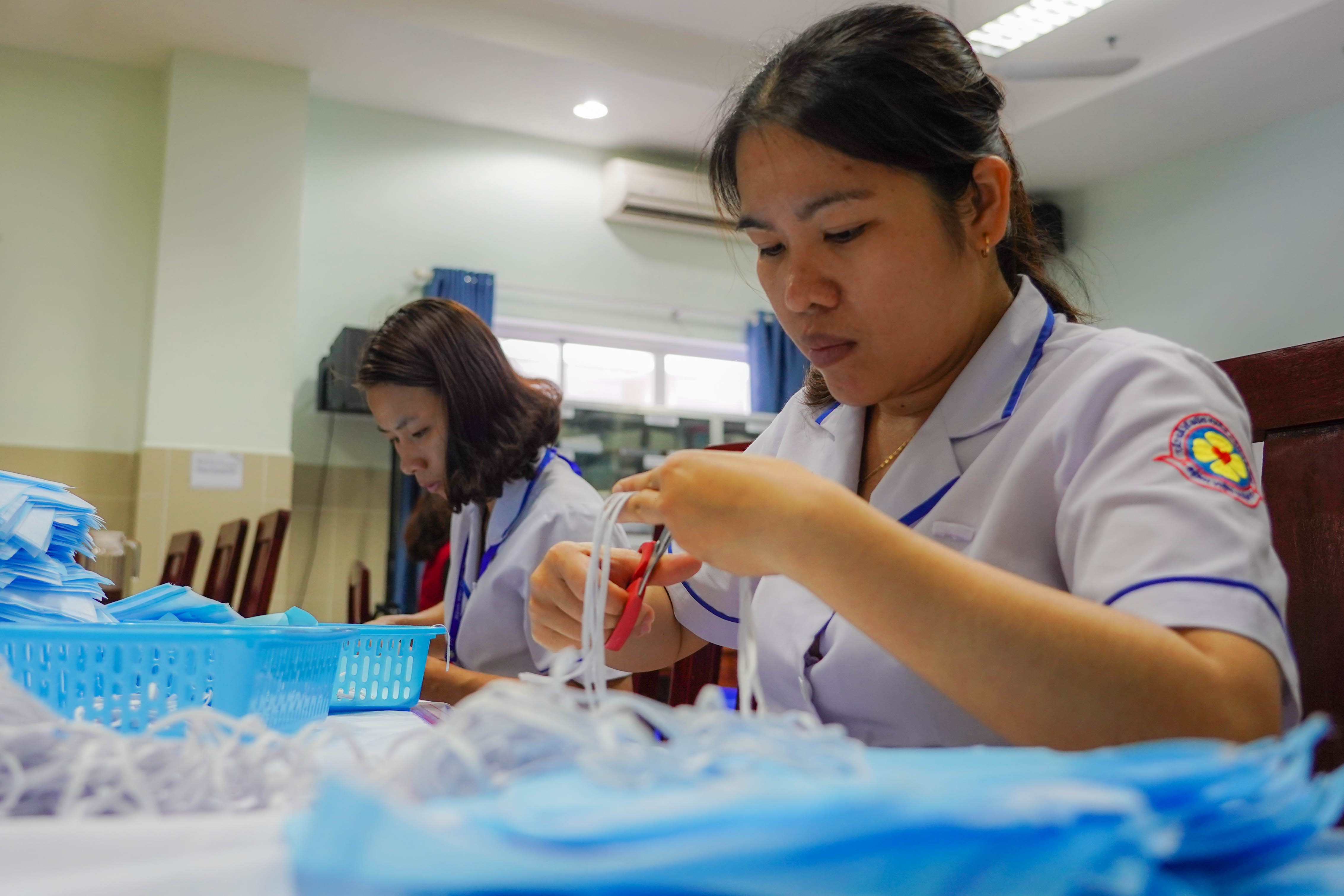 Thieu nguon cung nguyen lieu de may khau trang trong mua dich Covid-19 anh 3