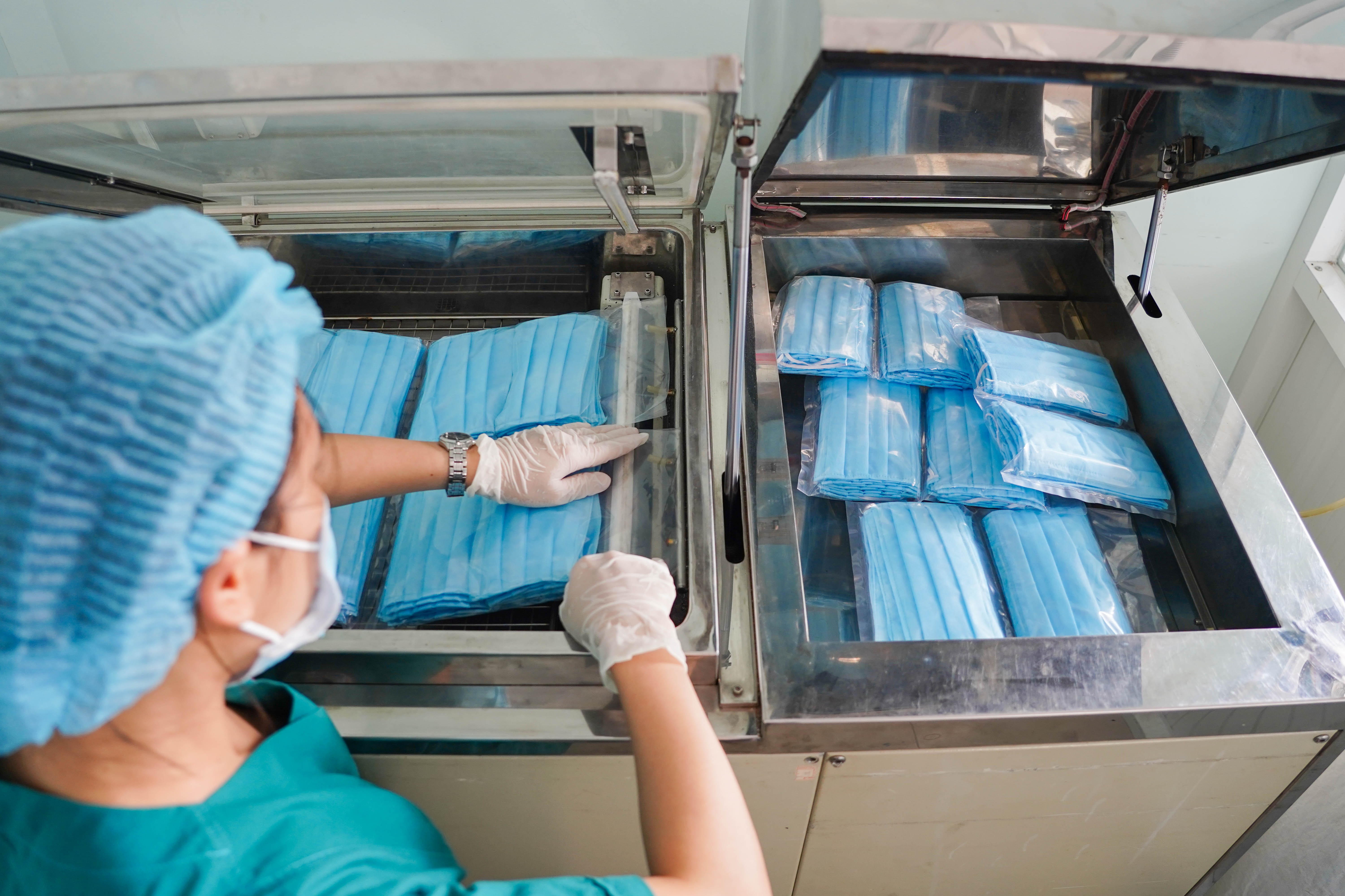 Thieu nguon cung nguyen lieu de may khau trang trong mua dich Covid-19 anh 8