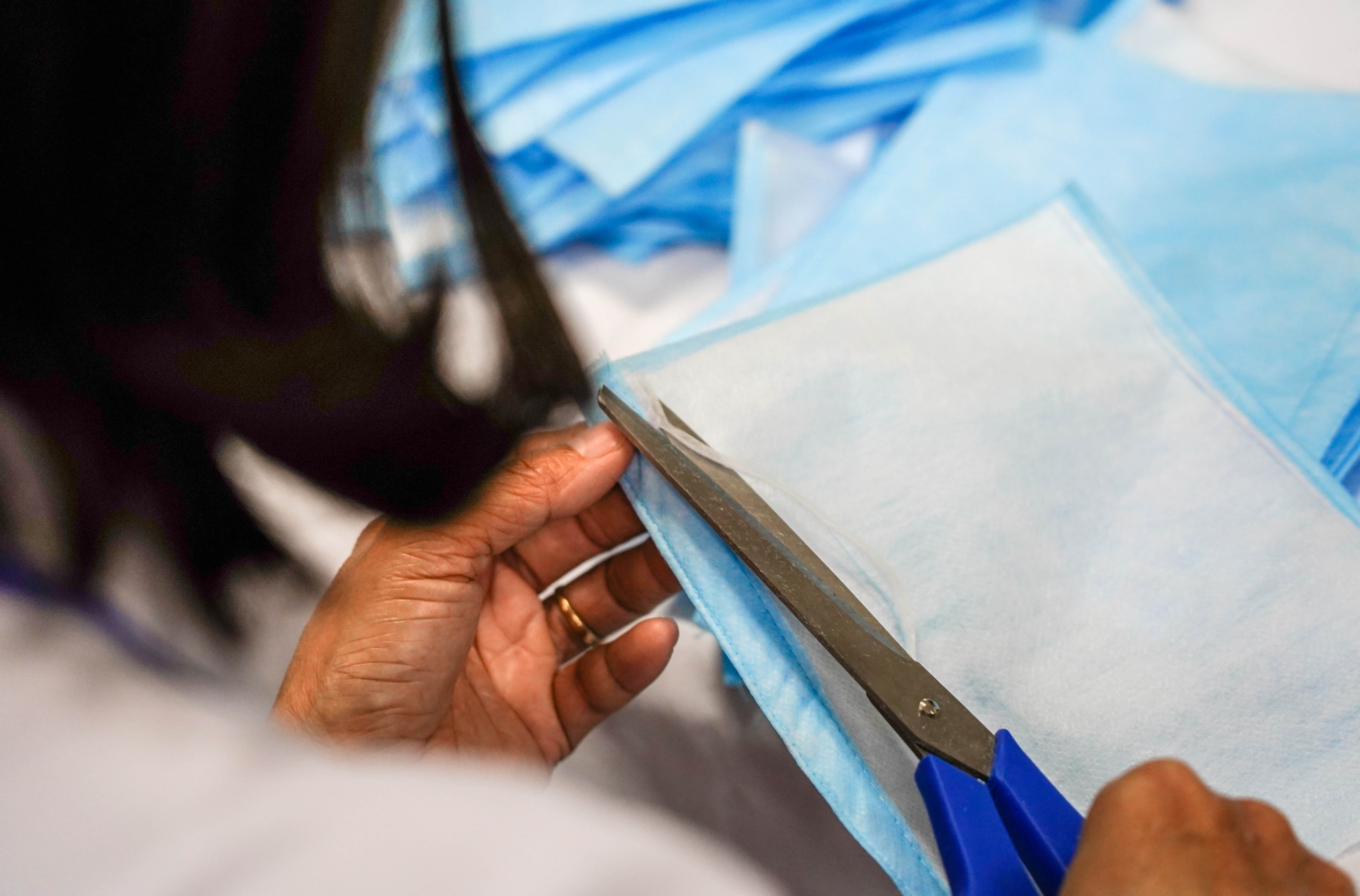 Thieu nguon cung nguyen lieu de may khau trang trong mua dich Covid-19 anh 4