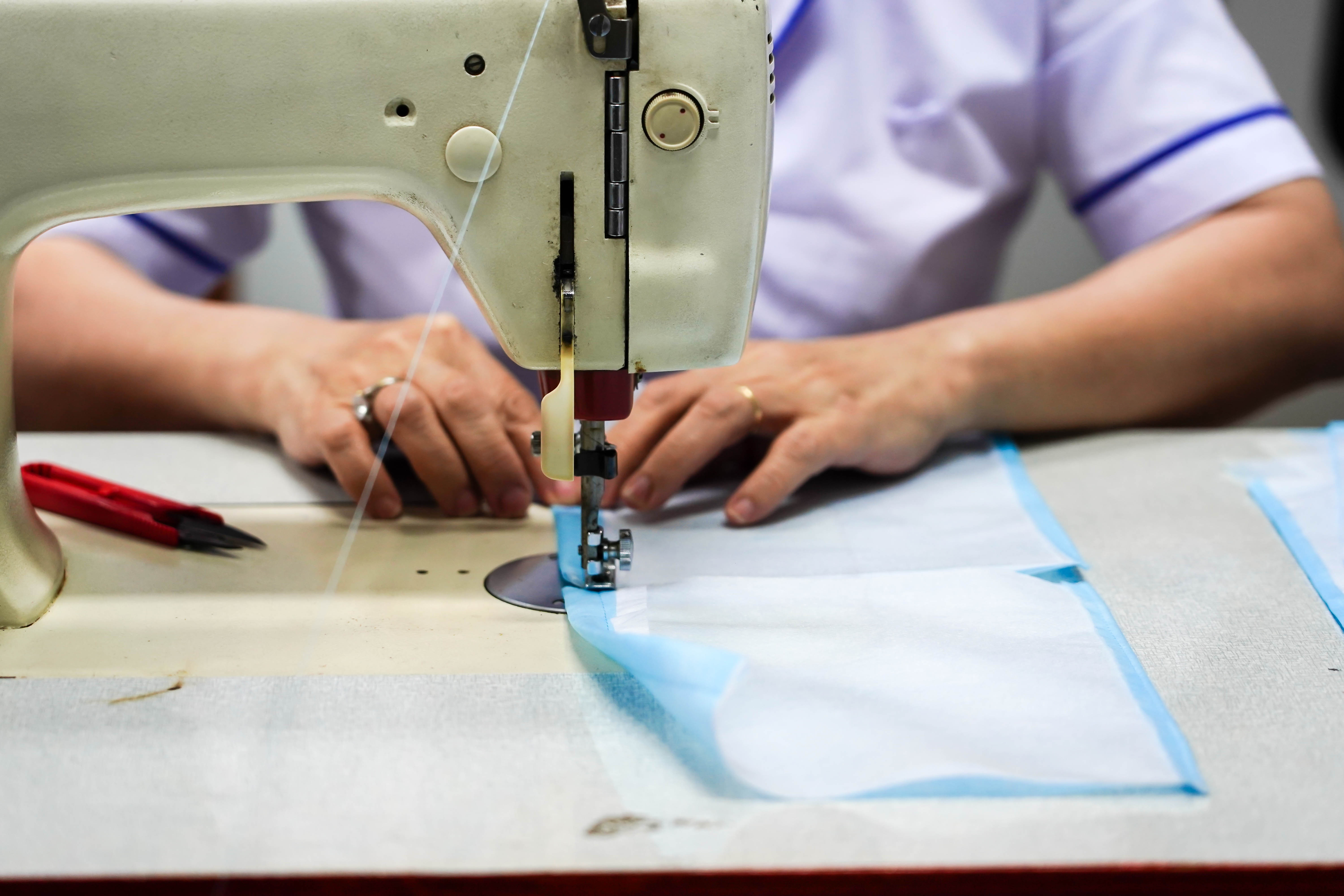 Thieu nguon cung nguyen lieu de may khau trang trong mua dich Covid-19 anh 5