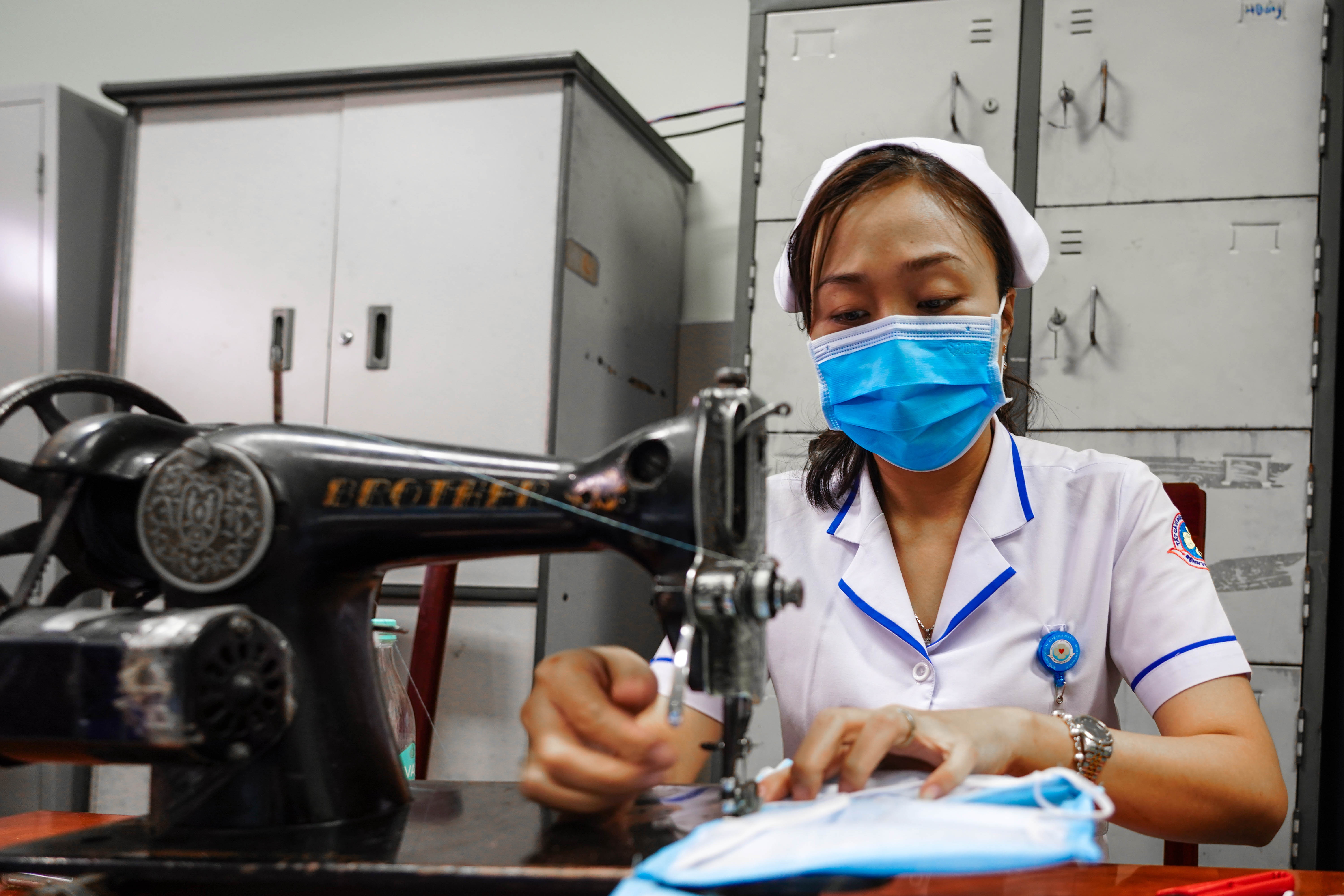 Gan 30 ngay may khau trang tu phuc vu cua benh vien tai TP.HCM hinh anh