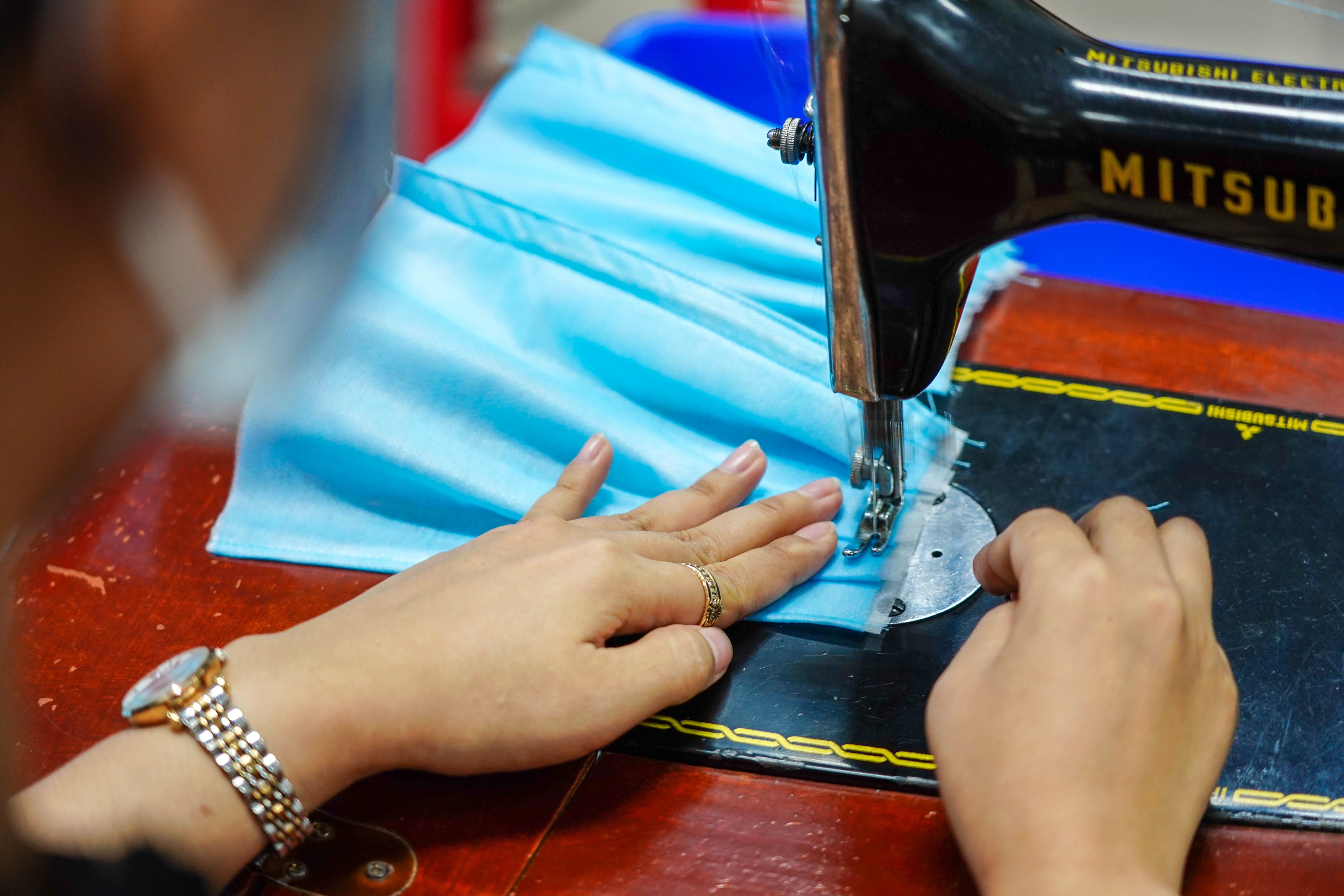 Thieu nguon cung nguyen lieu de may khau trang trong mua dich Covid-19 anh 7