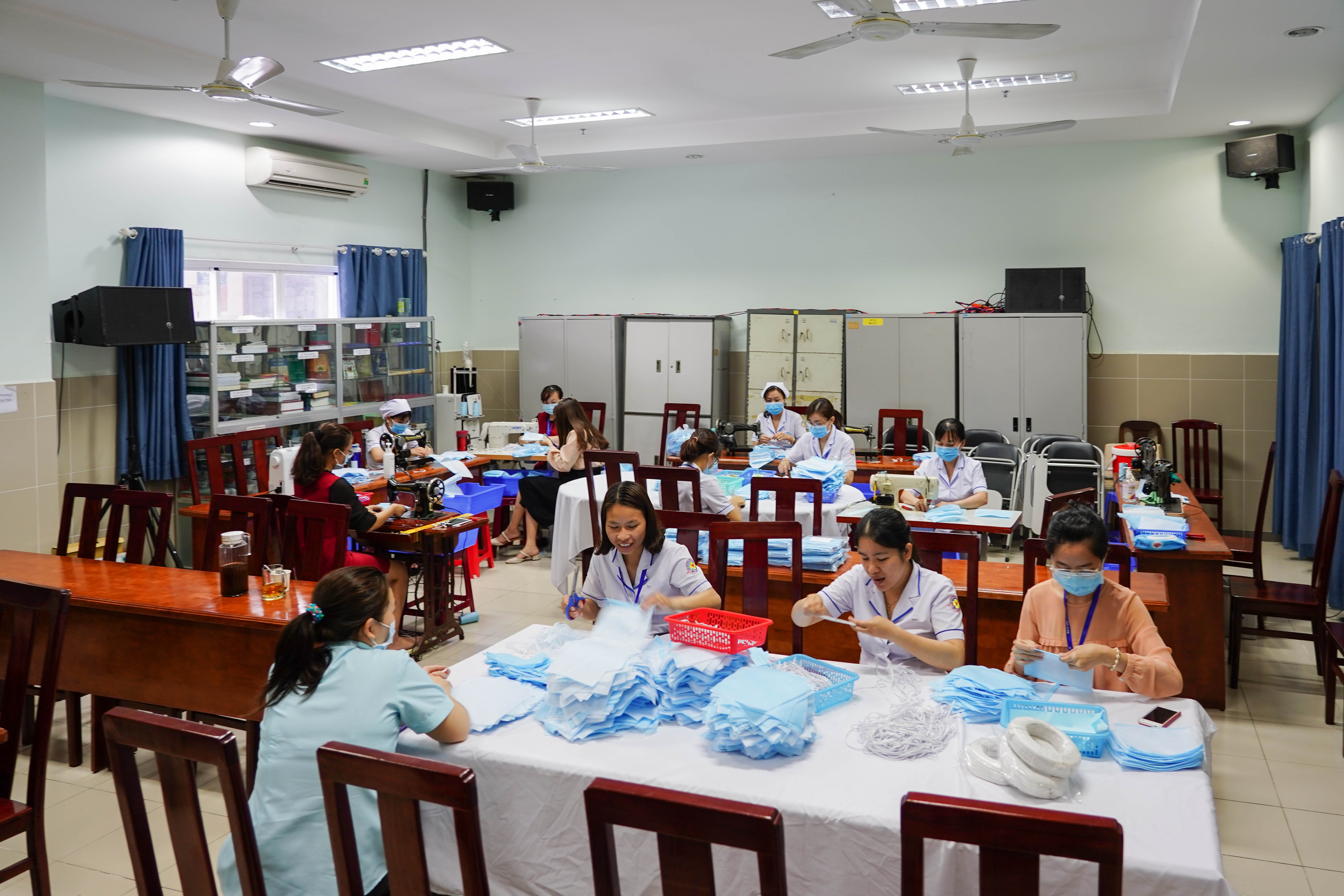 Thieu nguon cung nguyen lieu de may khau trang trong mua dich Covid-19 anh 1