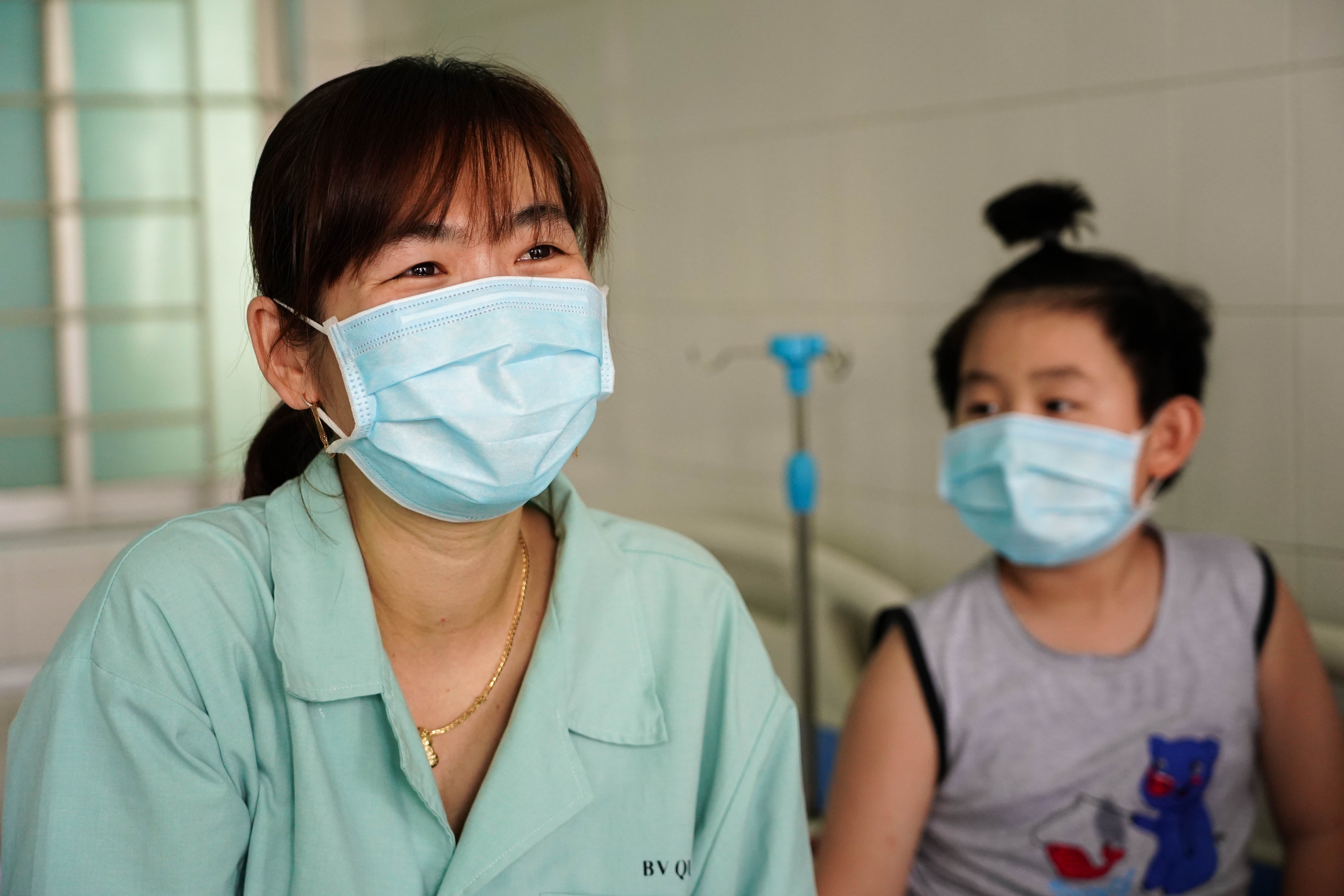 14 ngay cach ly cua hai me con tro ve tu tam dich Daegu hinh anh