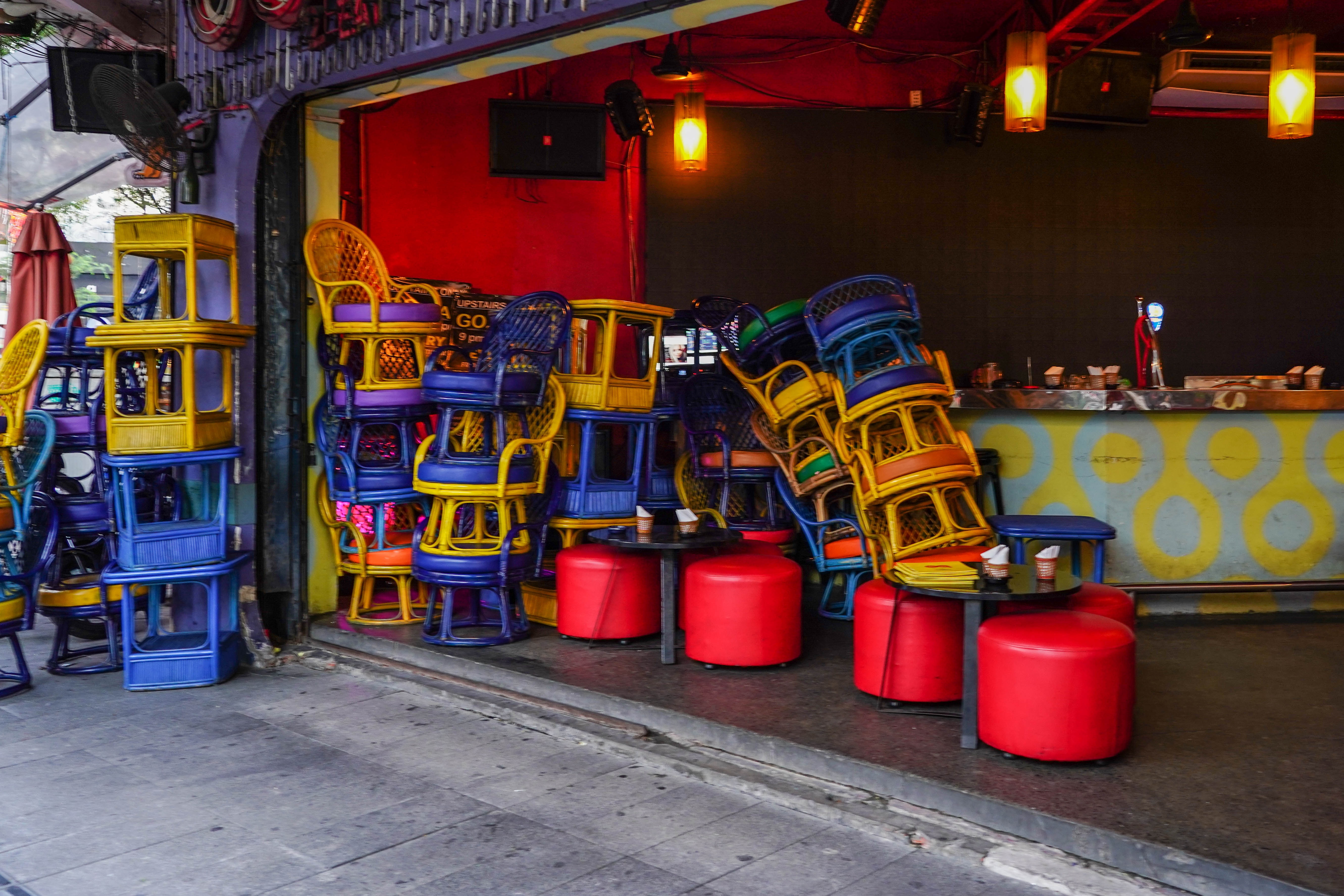 Tiem massage tat den, quan bar o Bui Vien dong cua dem dau tien hinh anh