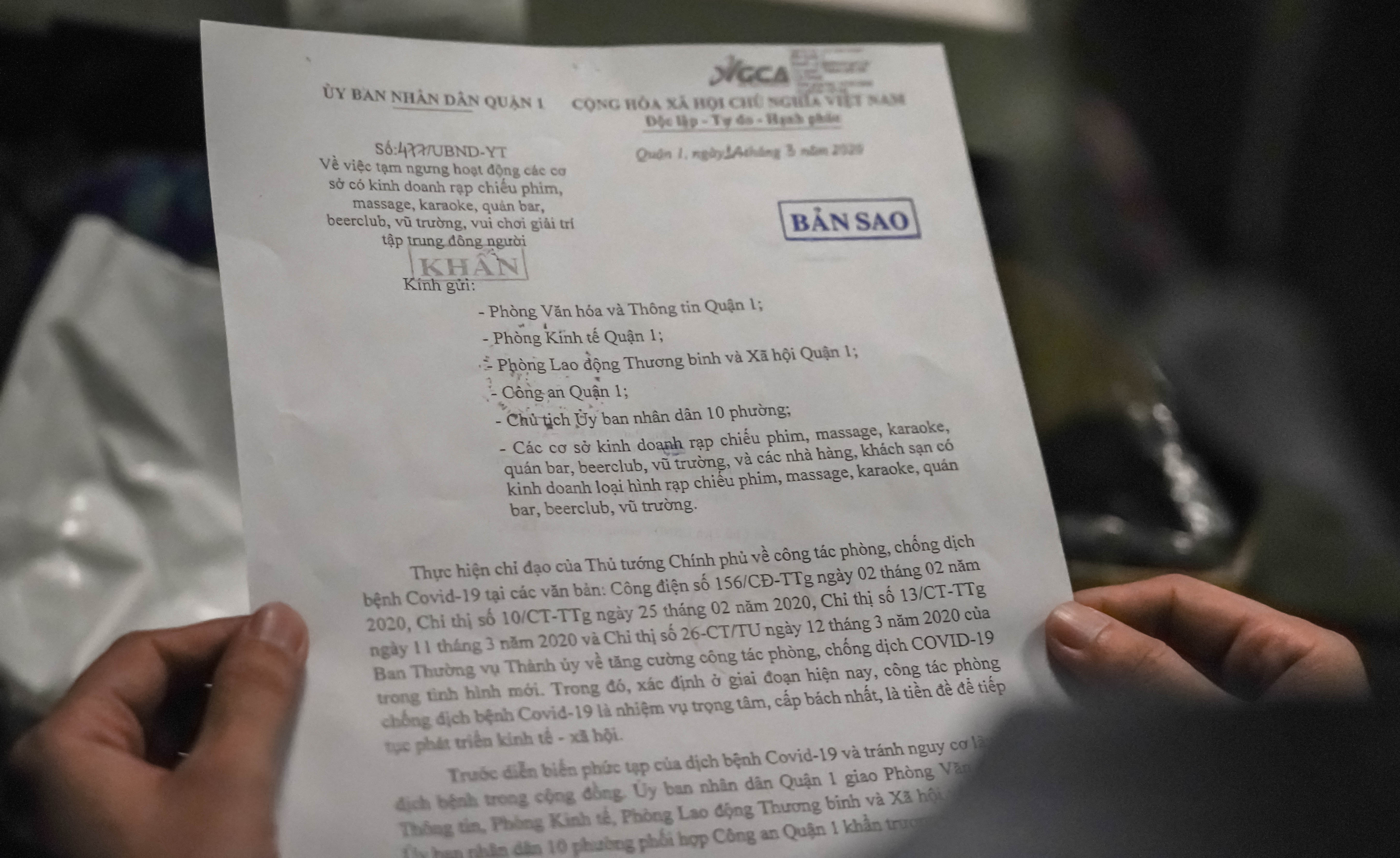 quan bar dong cua tranh dich anh 5