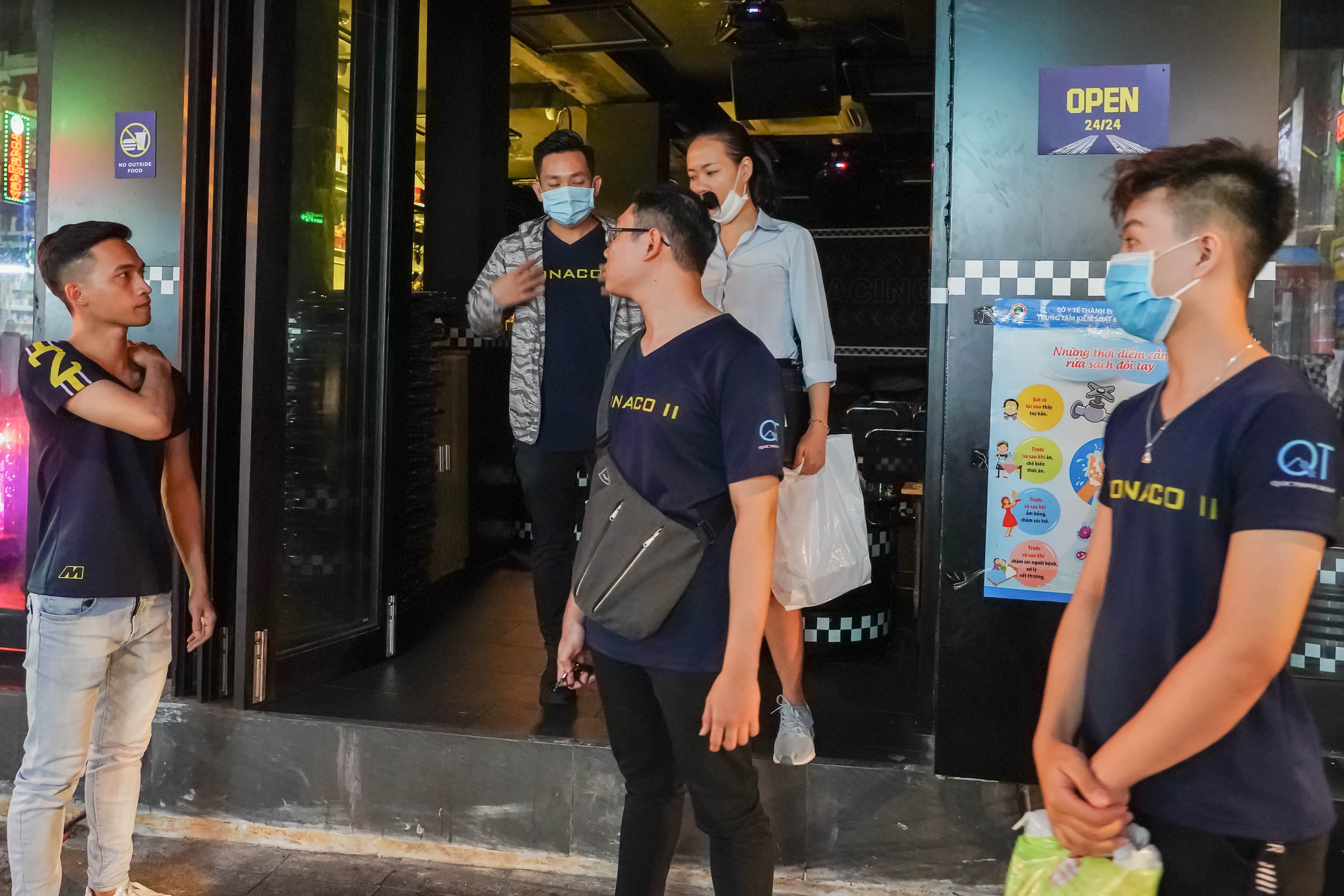 quan bar dong cua tranh dich anh 6