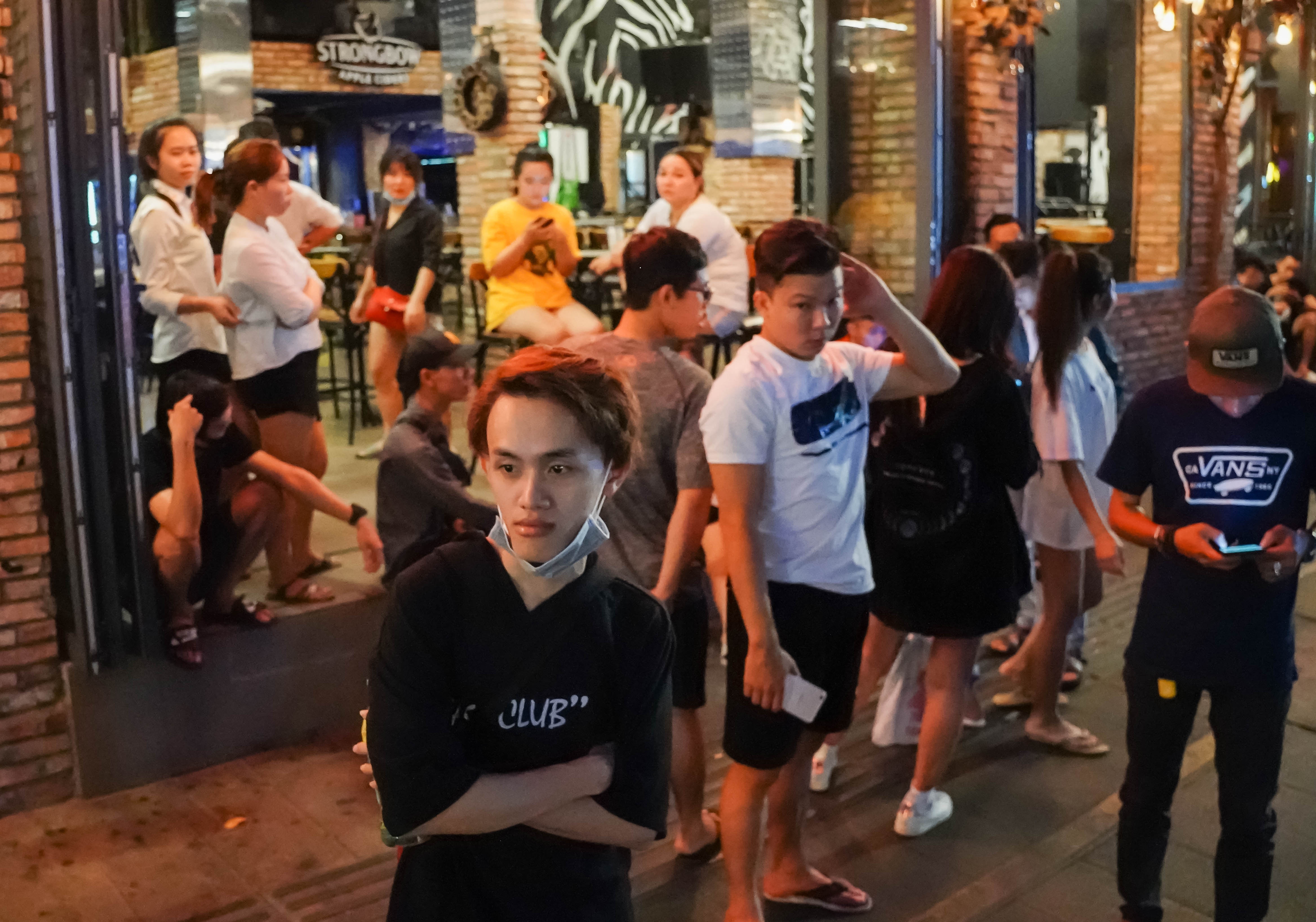 quan bar dong cua tranh dich anh 7