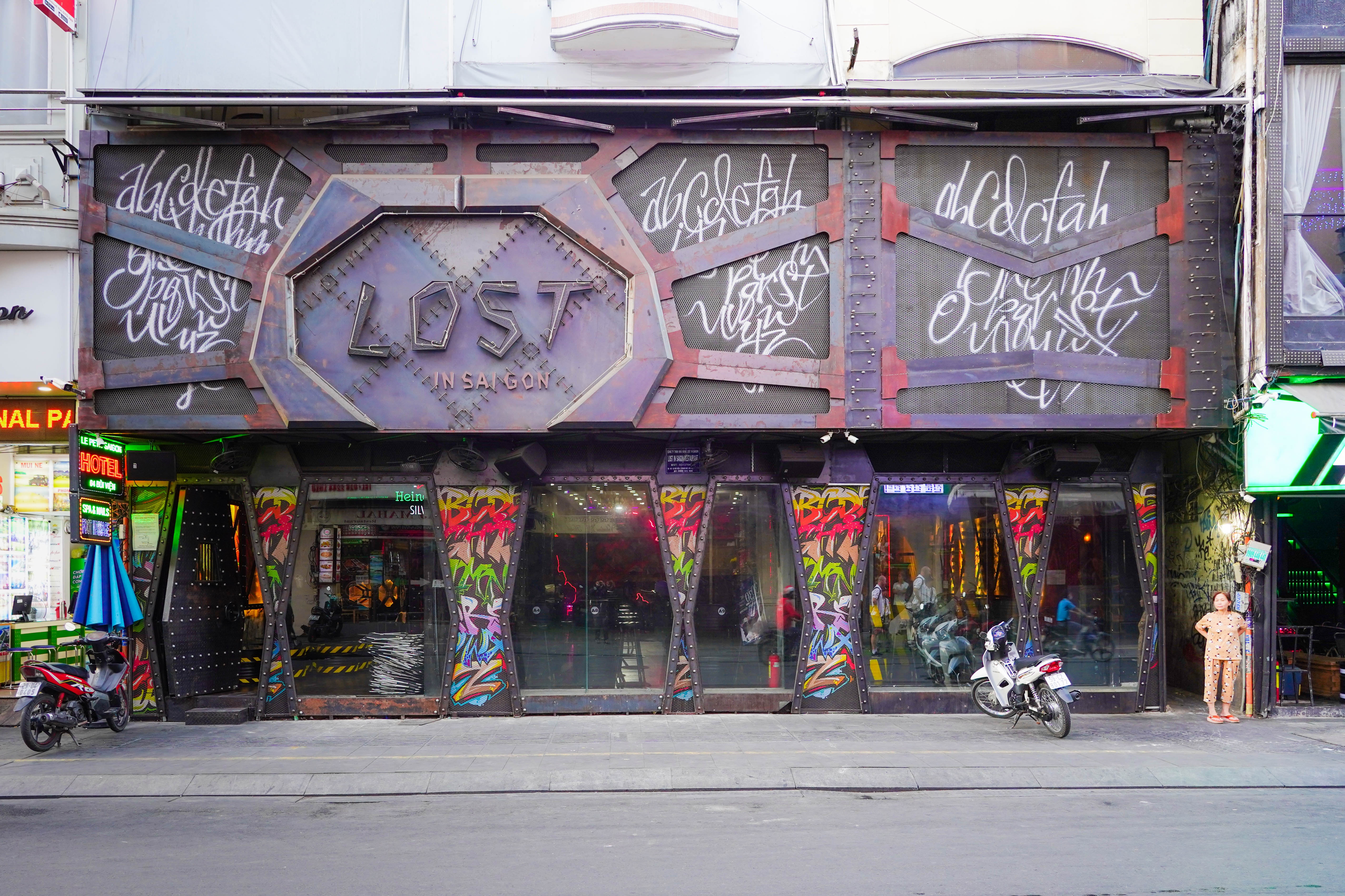 quan bar dong cua tranh dich anh 9