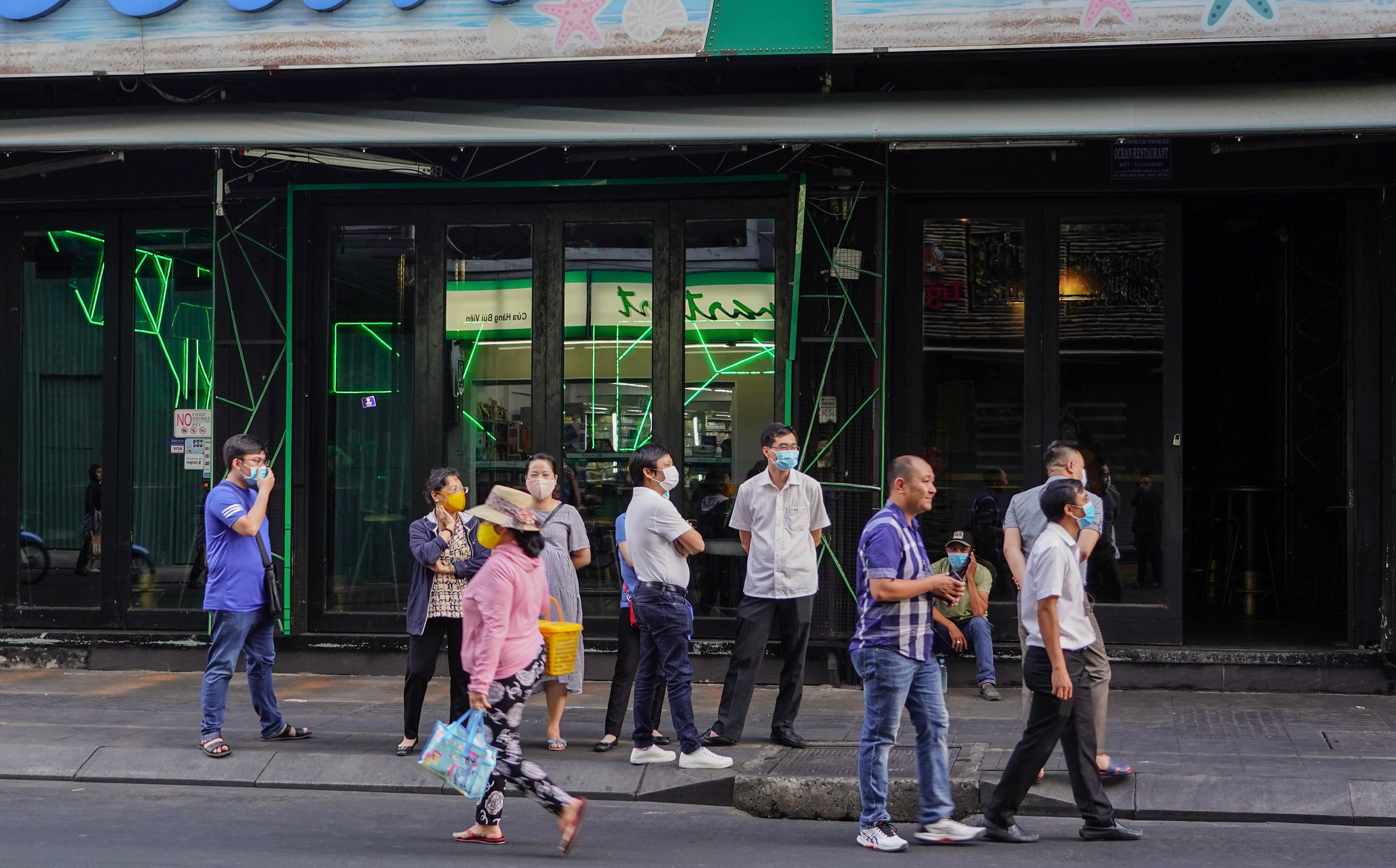 quan bar dong cua tranh dich anh 1