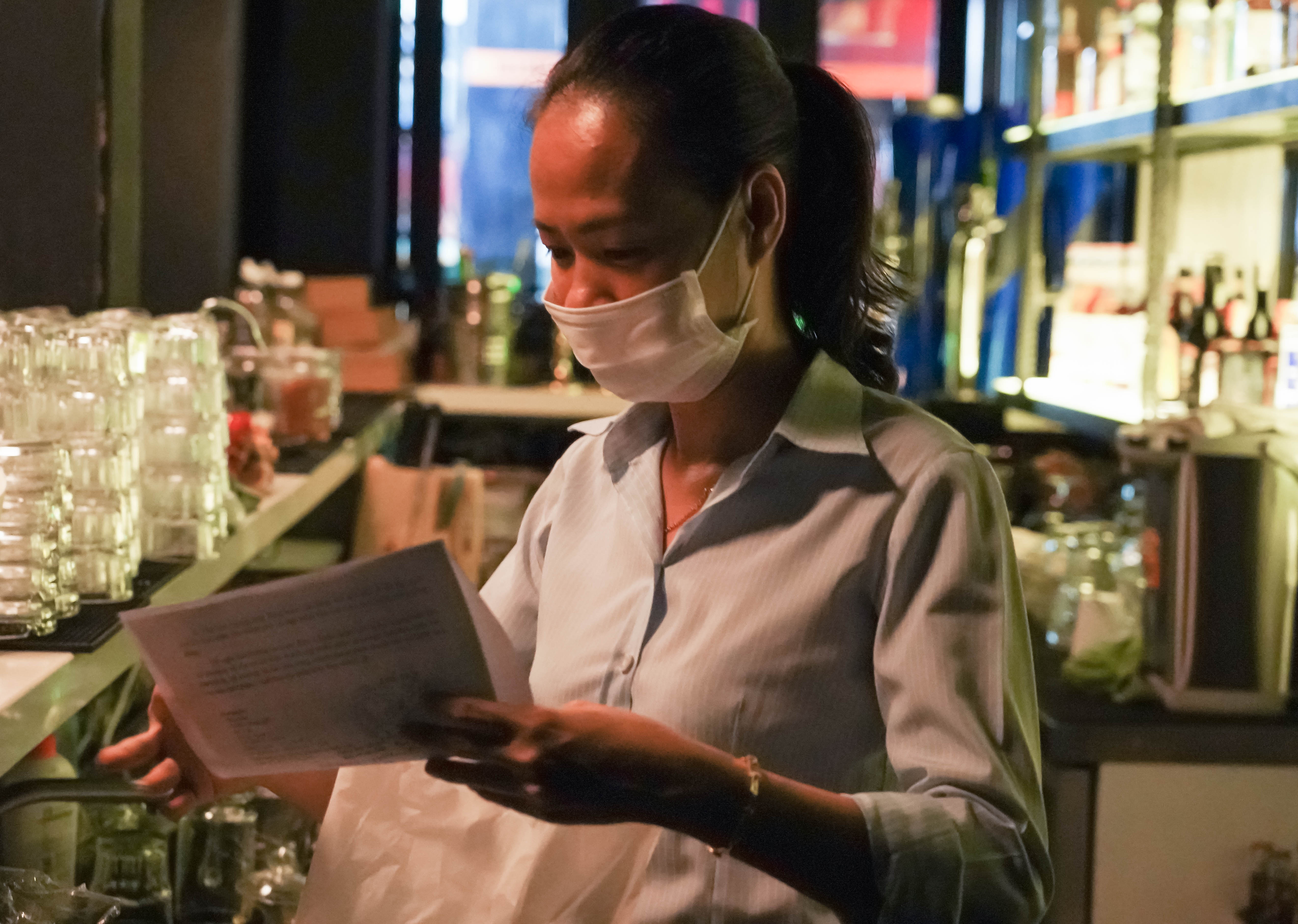 quan bar dong cua tranh dich anh 4