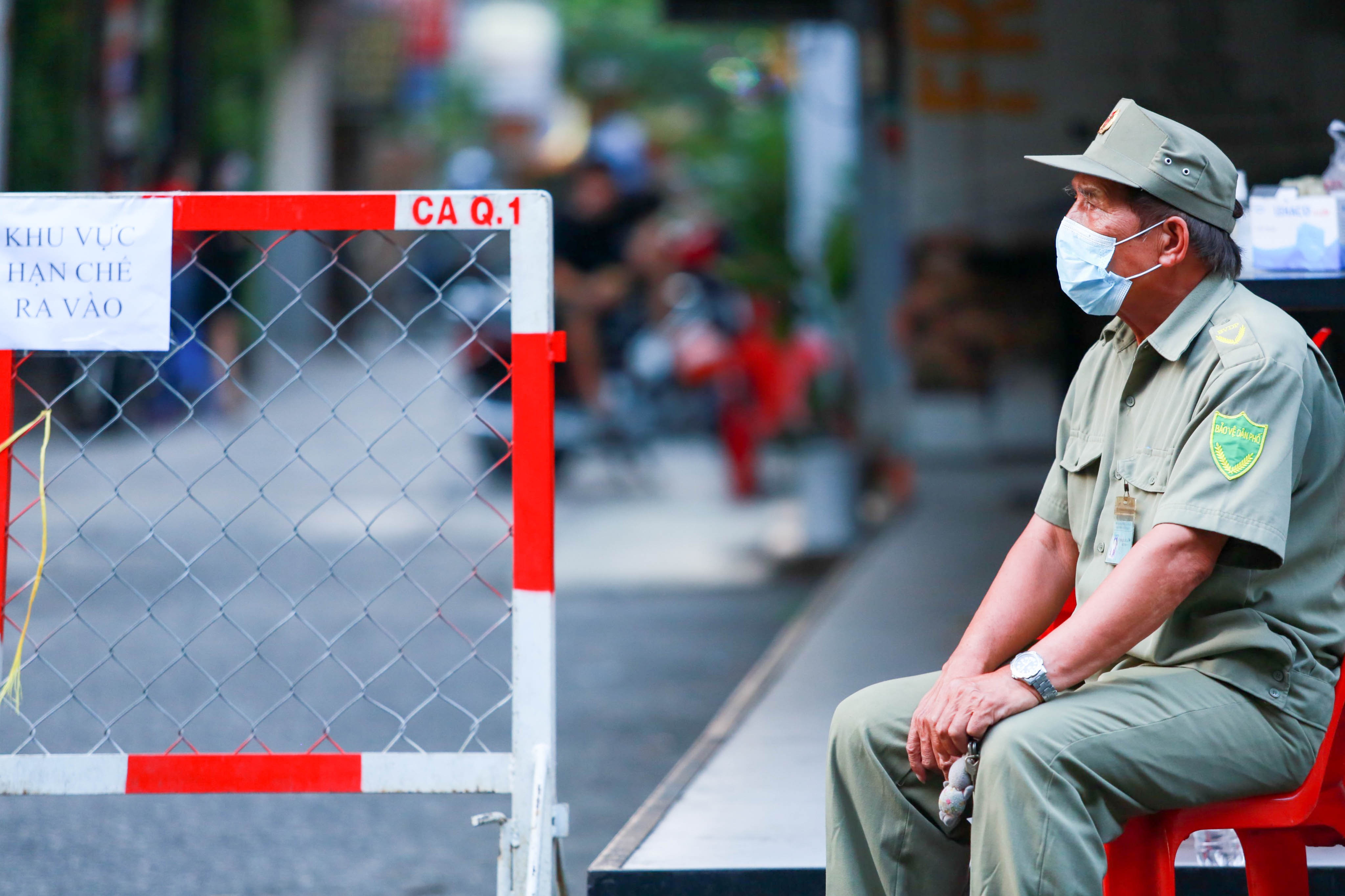 Hem o duong Bui Vien han che nguoi ra vao vi co khach mac Covid-19 hinh anh